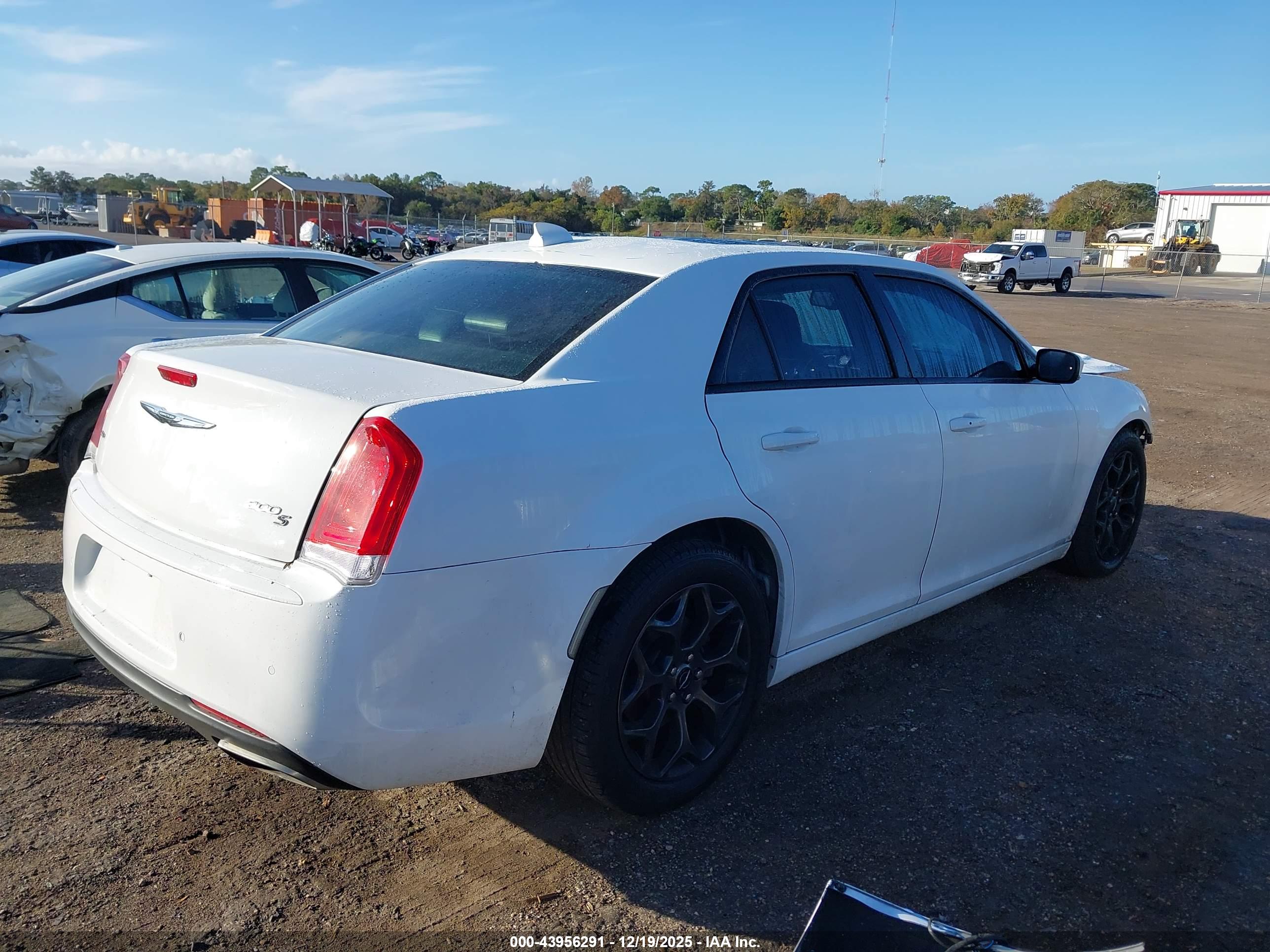 CHRYSLER 300 image 4