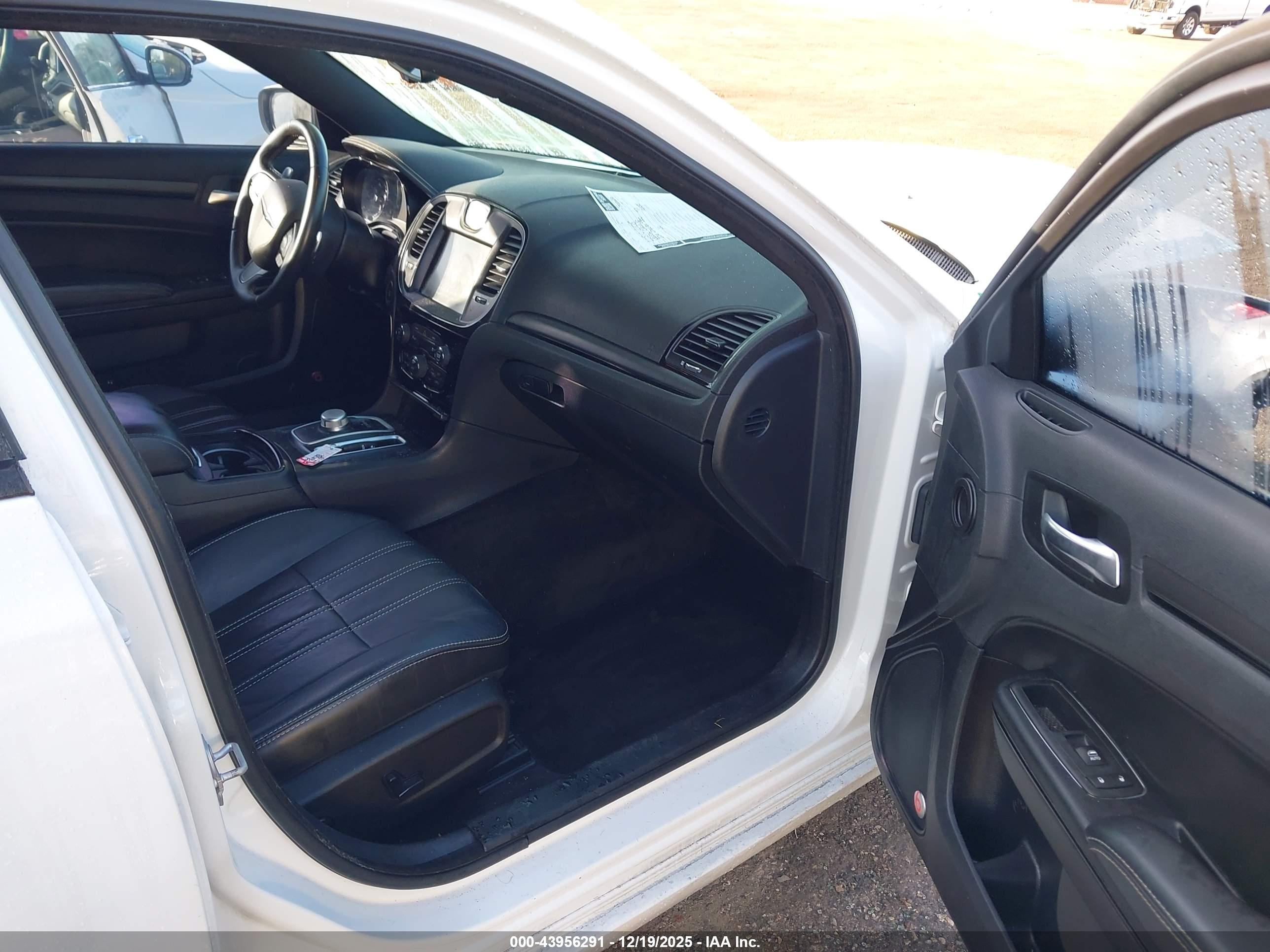 CHRYSLER 300 image 5