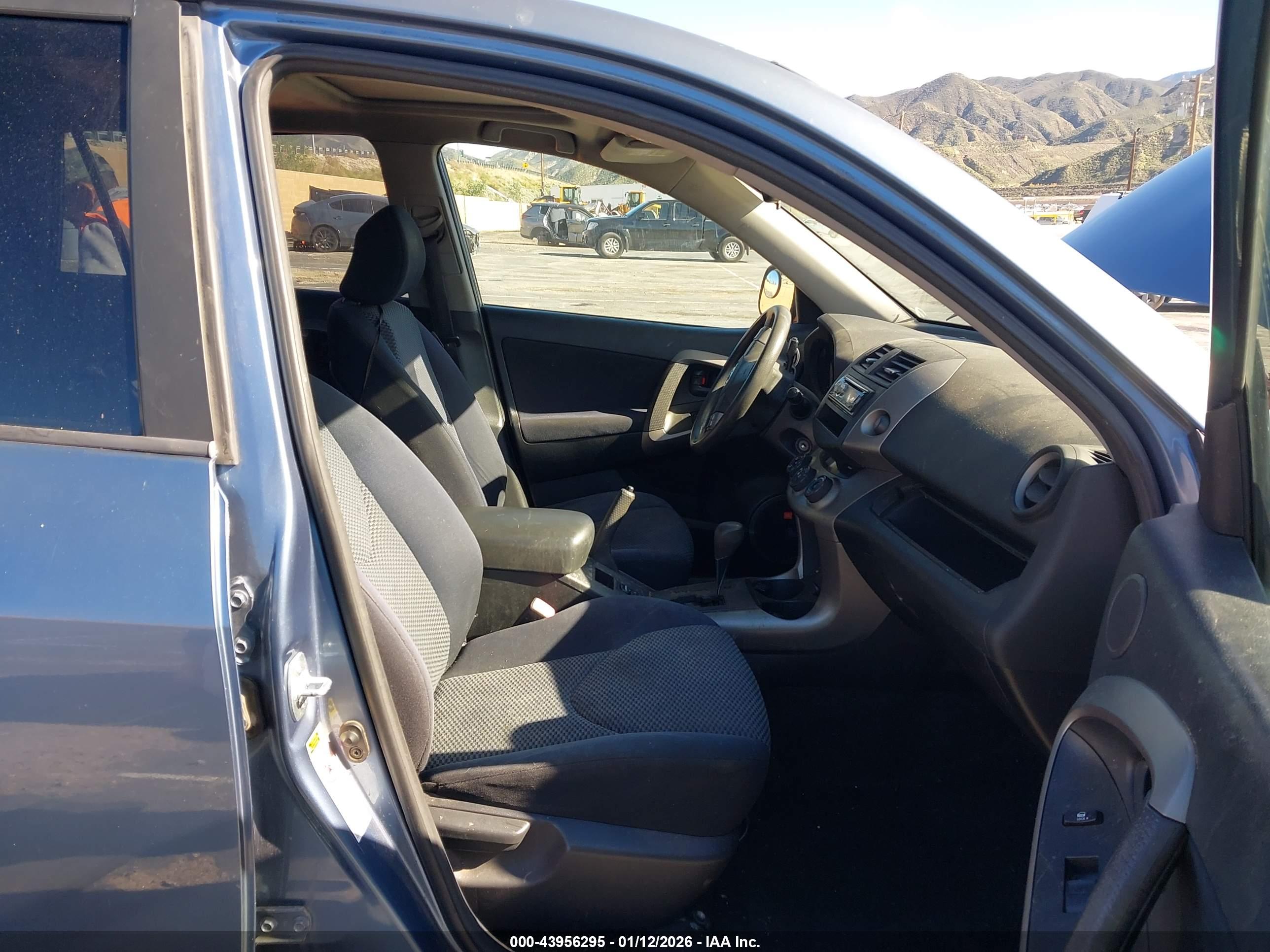 TOYOTA RAV4 image 5