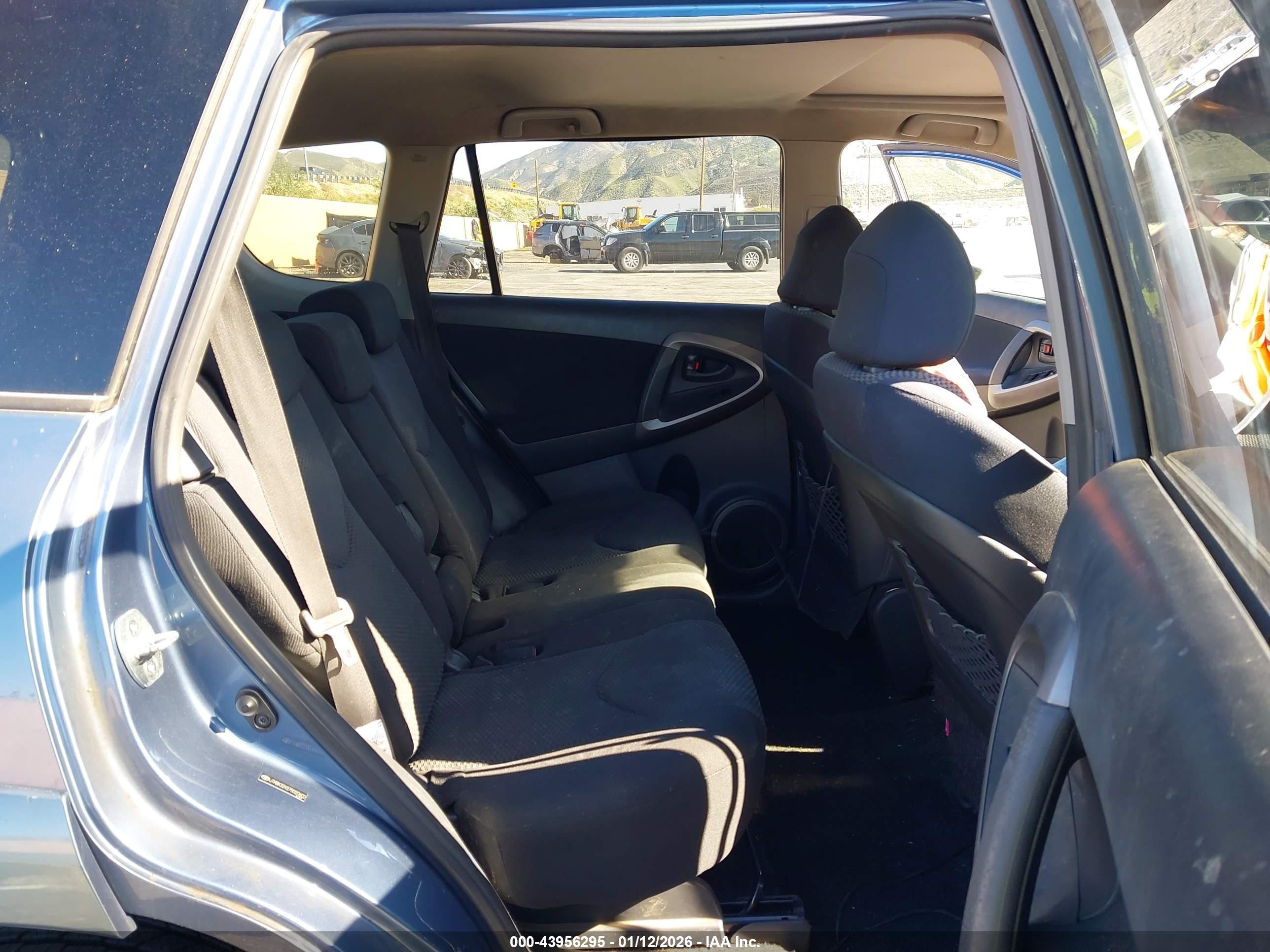 TOYOTA RAV4 image 8