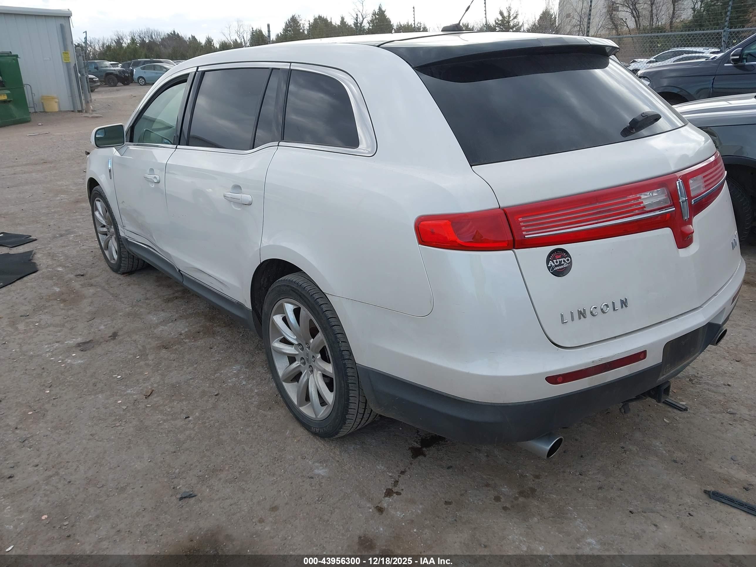 LINCOLN MKT image 3