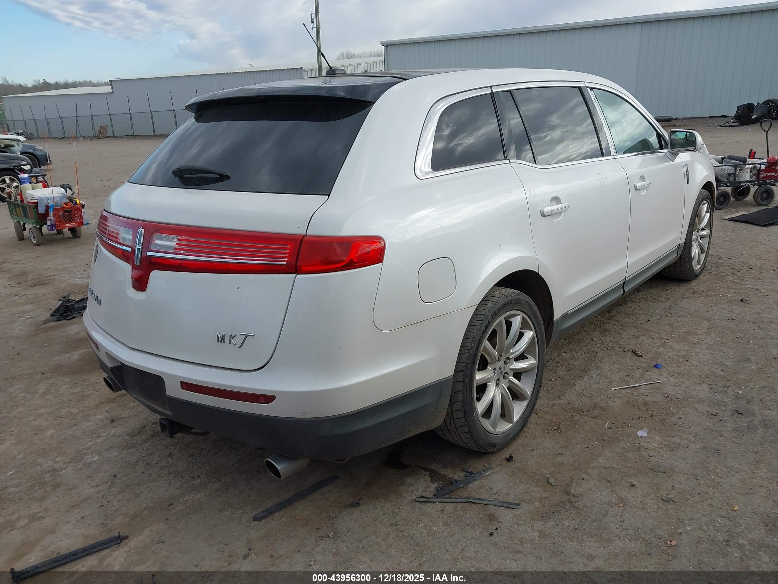 LINCOLN MKT image 4