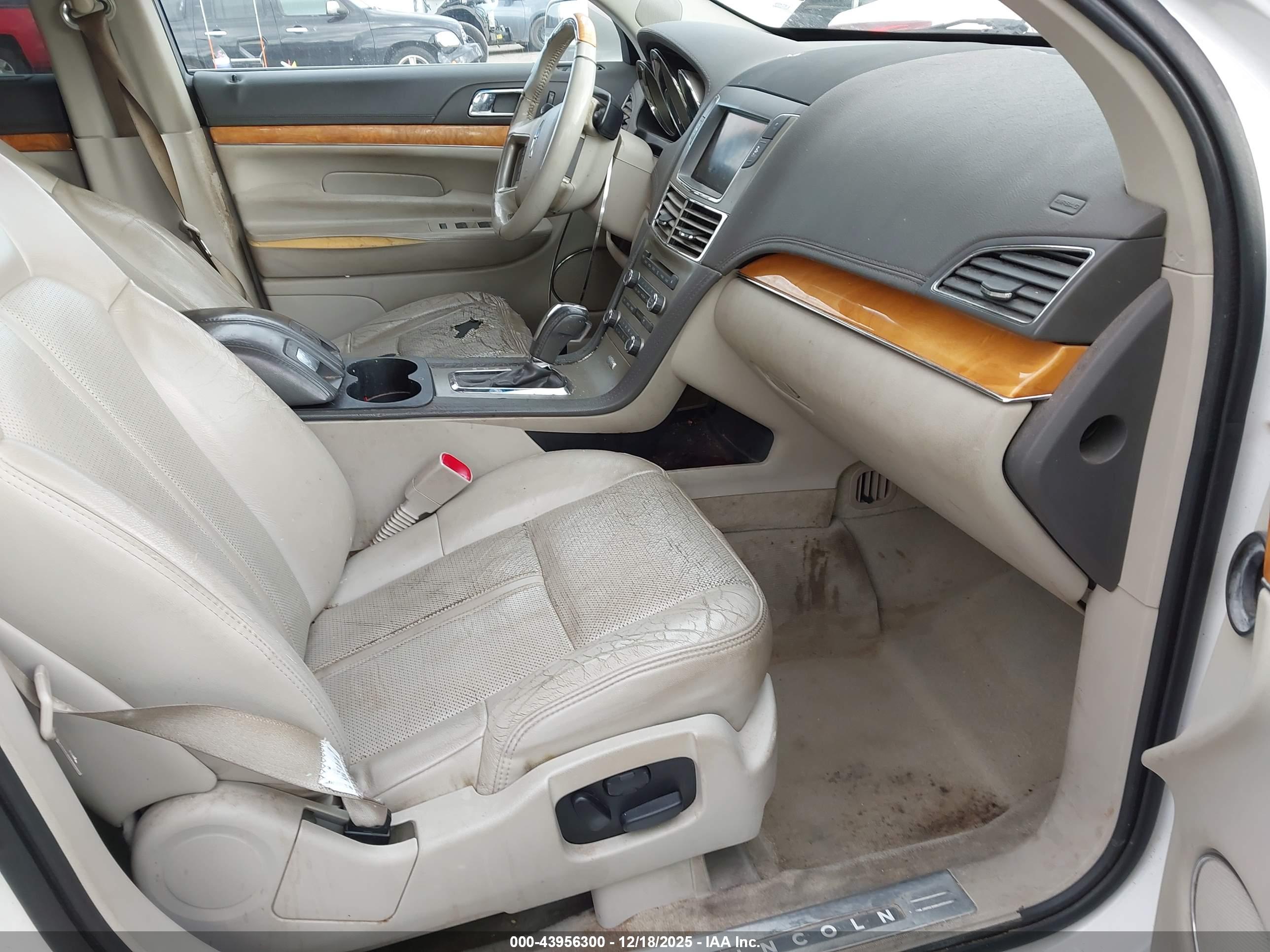 LINCOLN MKT image 5