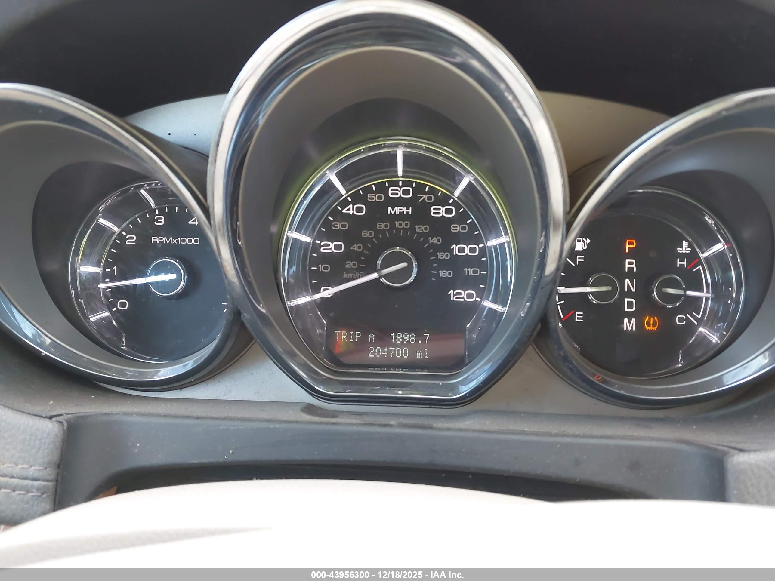 LINCOLN MKT image 7