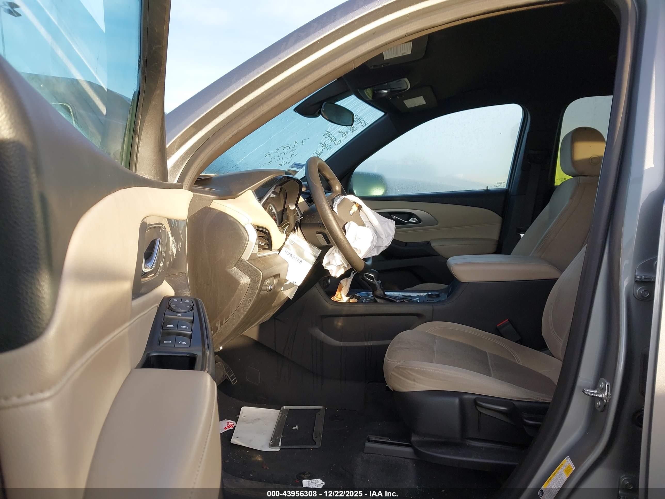 CHEVROLET TRAVERSE image 5