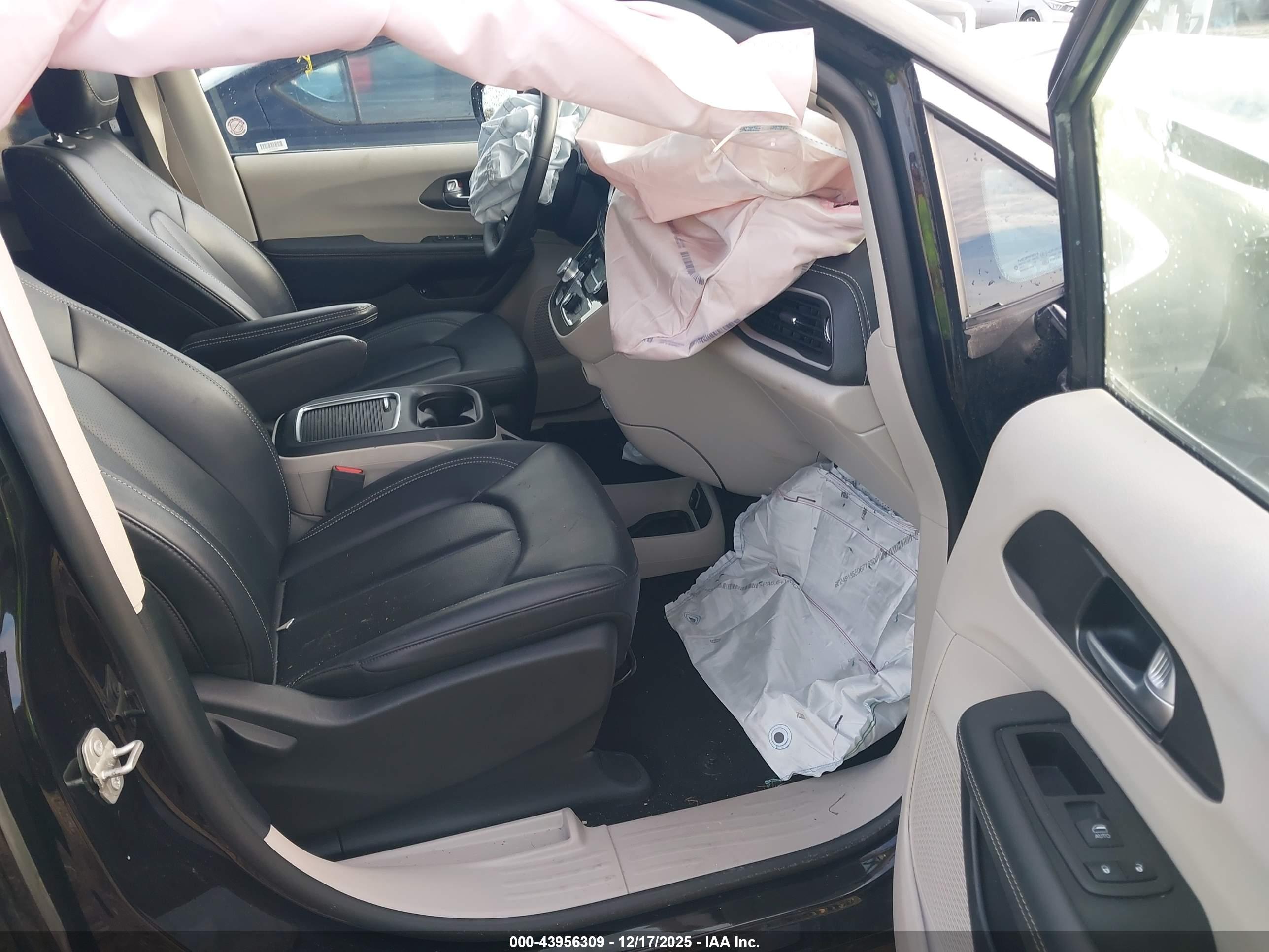 CHRYSLER PACIFICA image 5