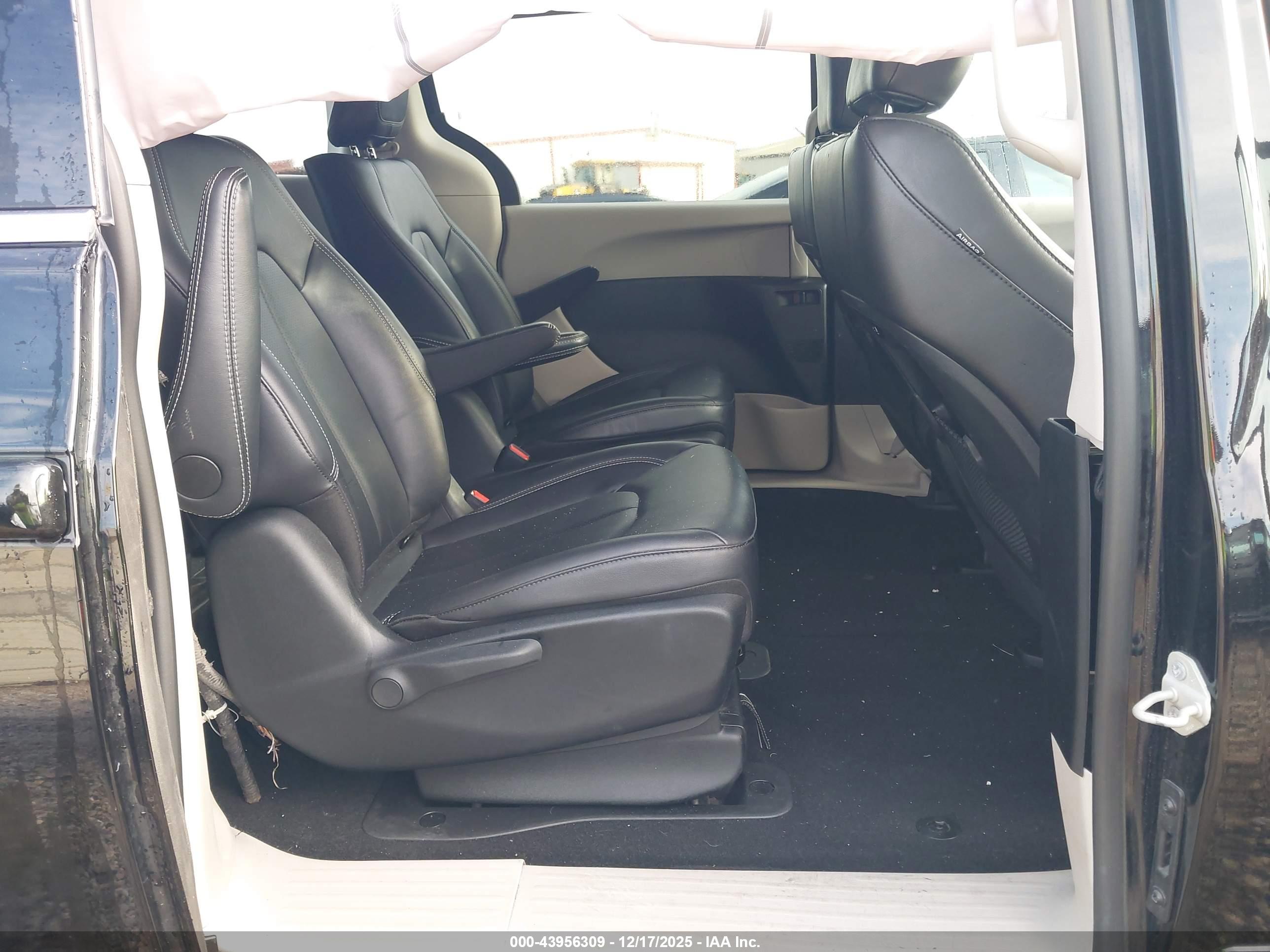 CHRYSLER PACIFICA image 8