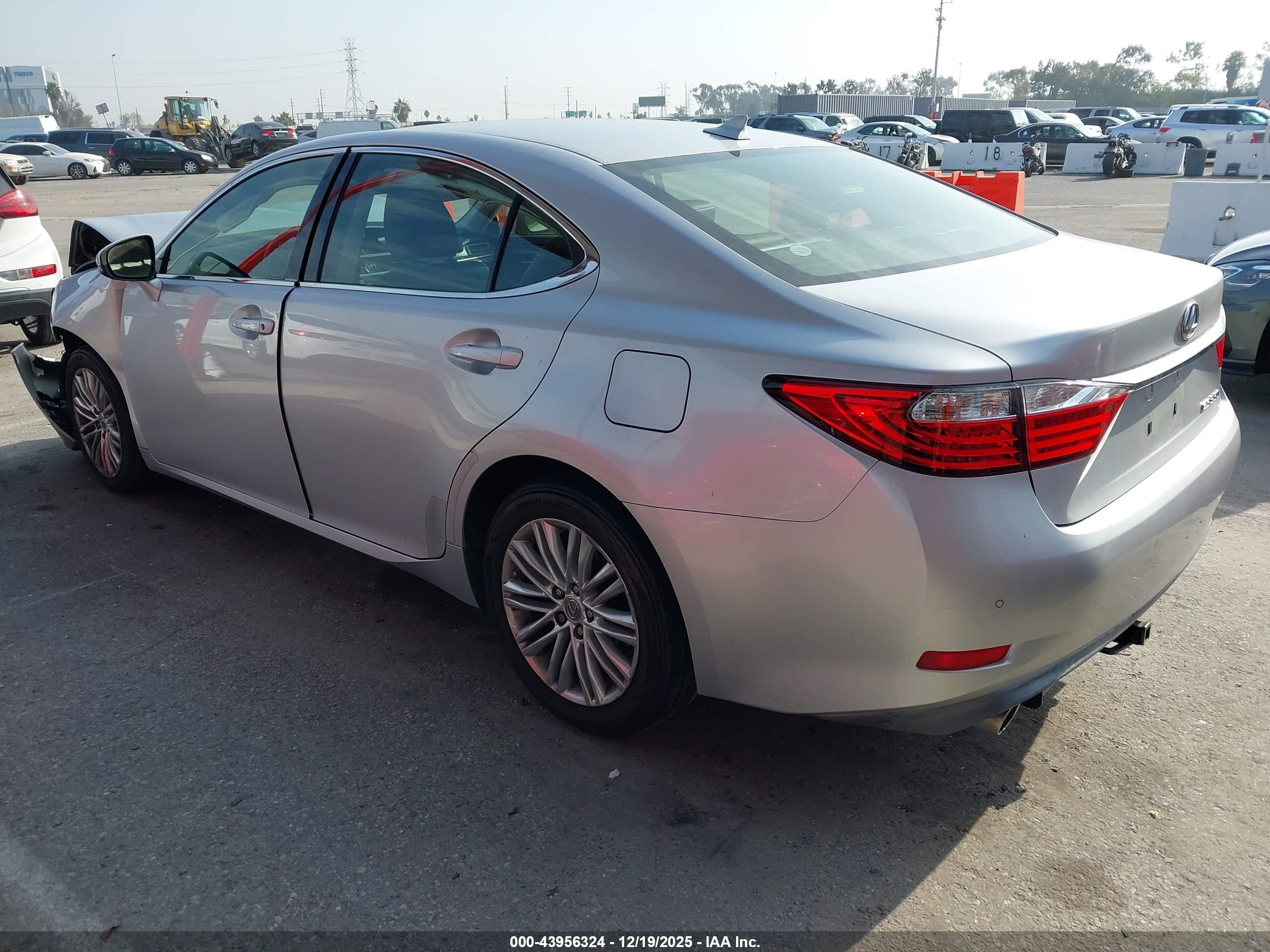 LEXUS ES image 3