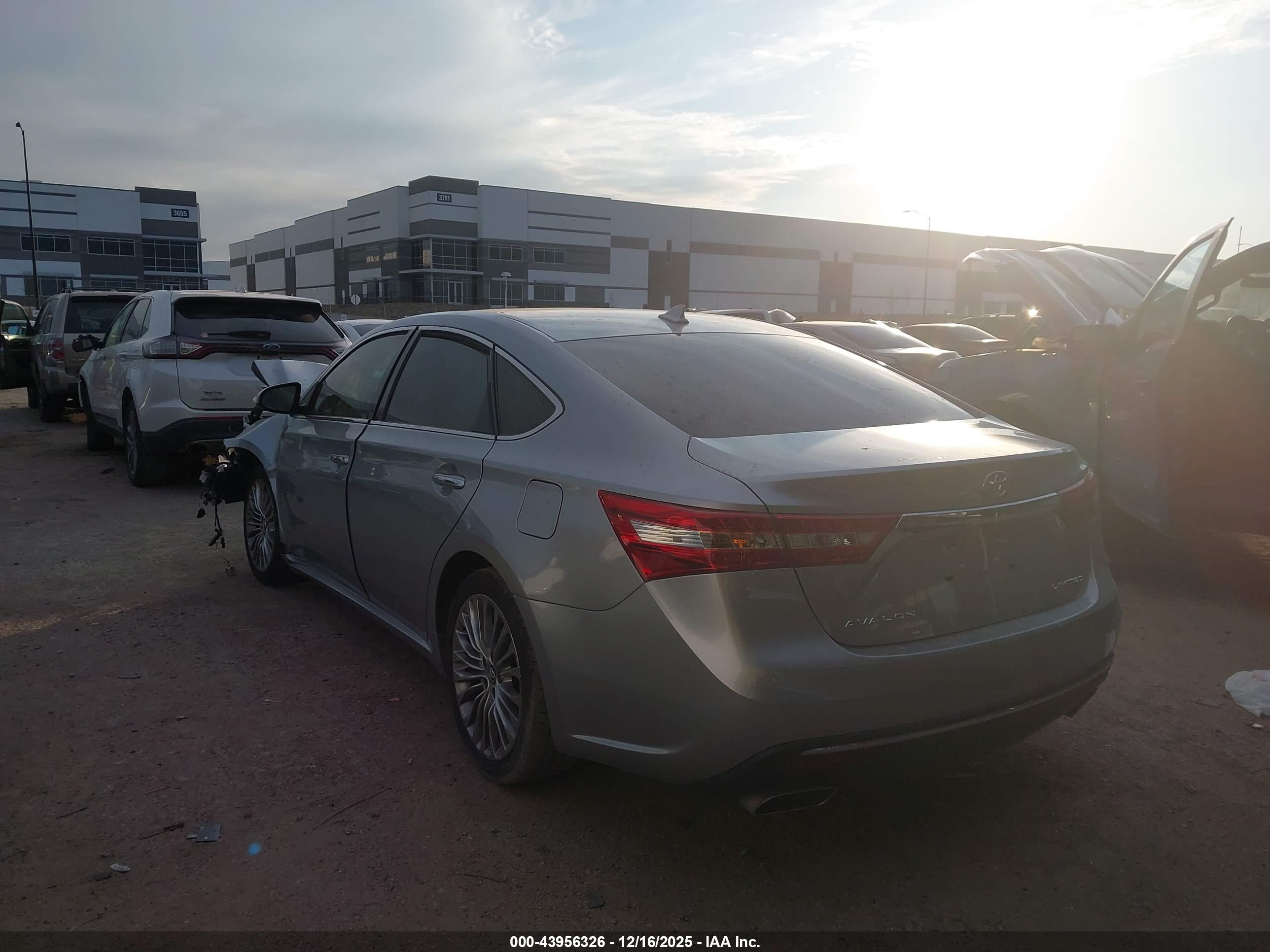 TOYOTA AVALON image 3