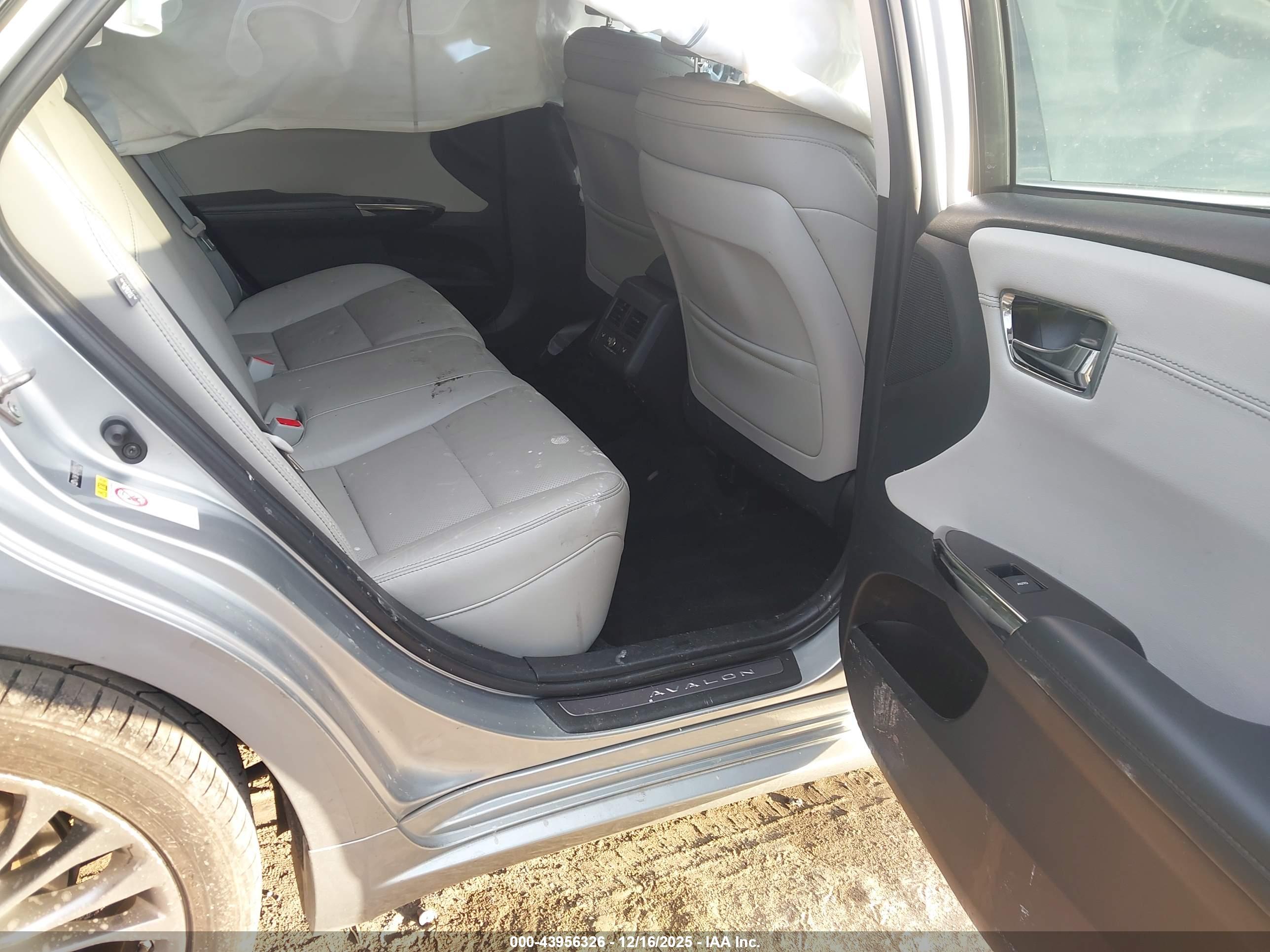 TOYOTA AVALON image 8