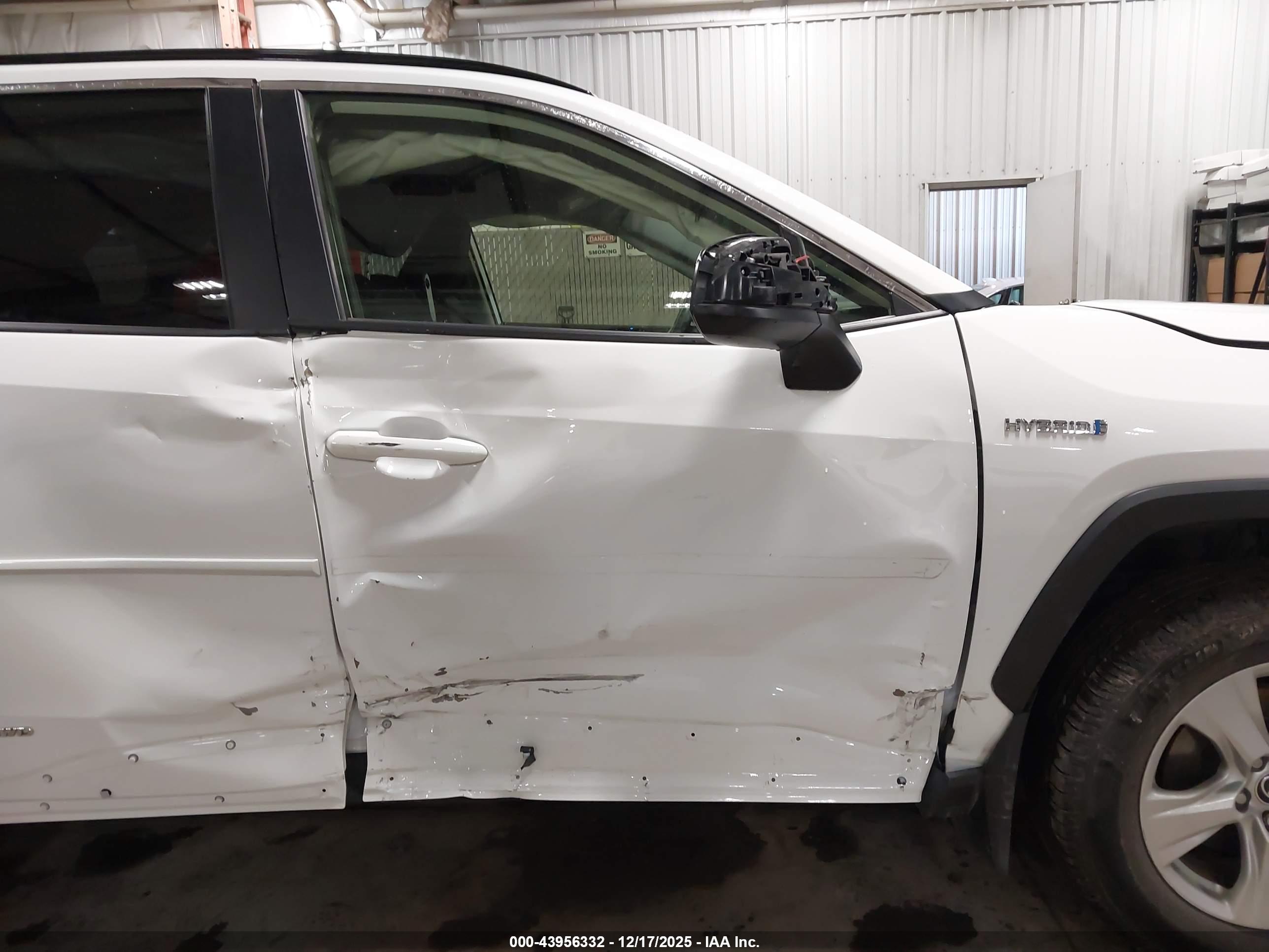 TOYOTA RAV4 image 6