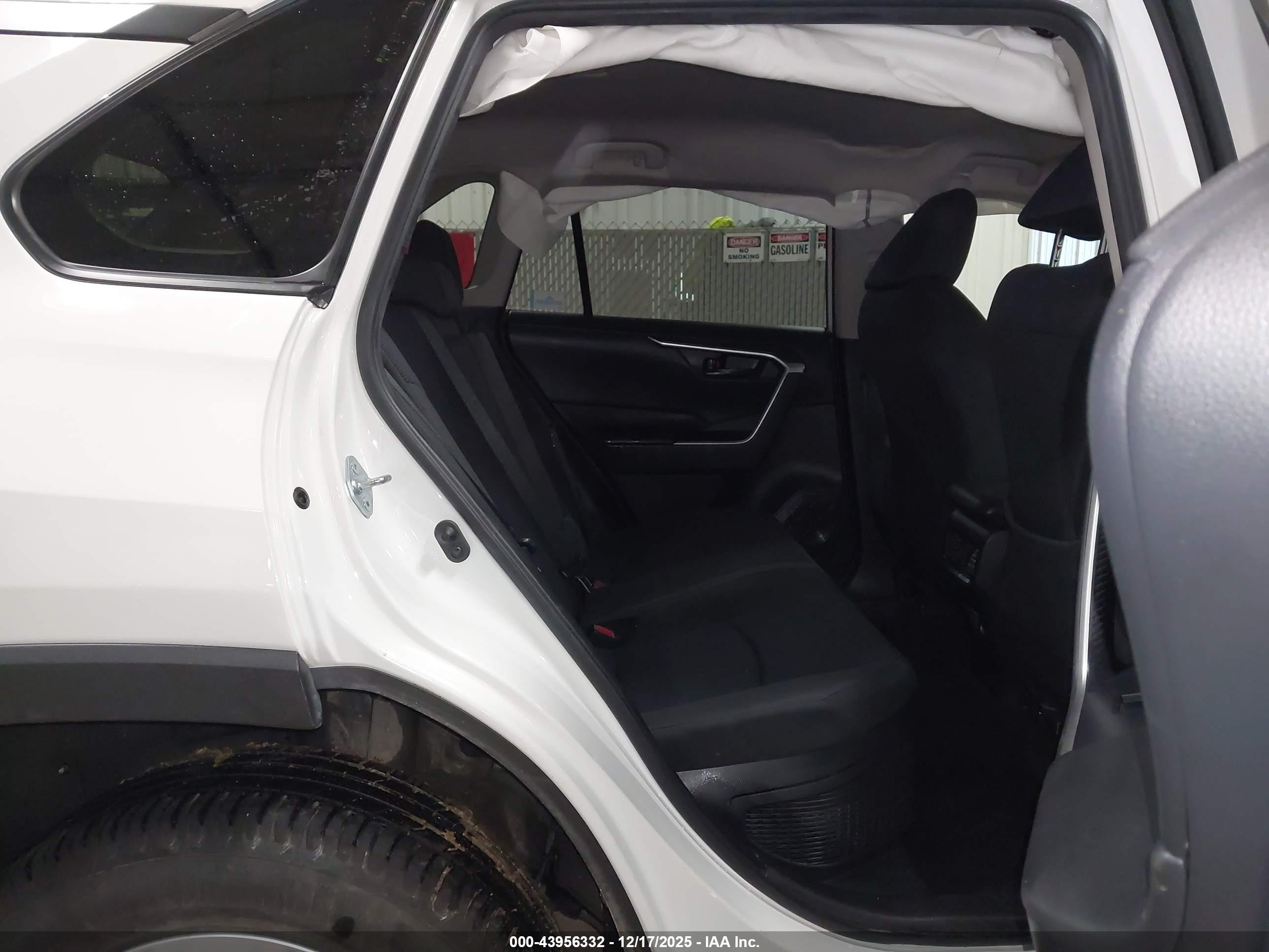 TOYOTA RAV4 image 8
