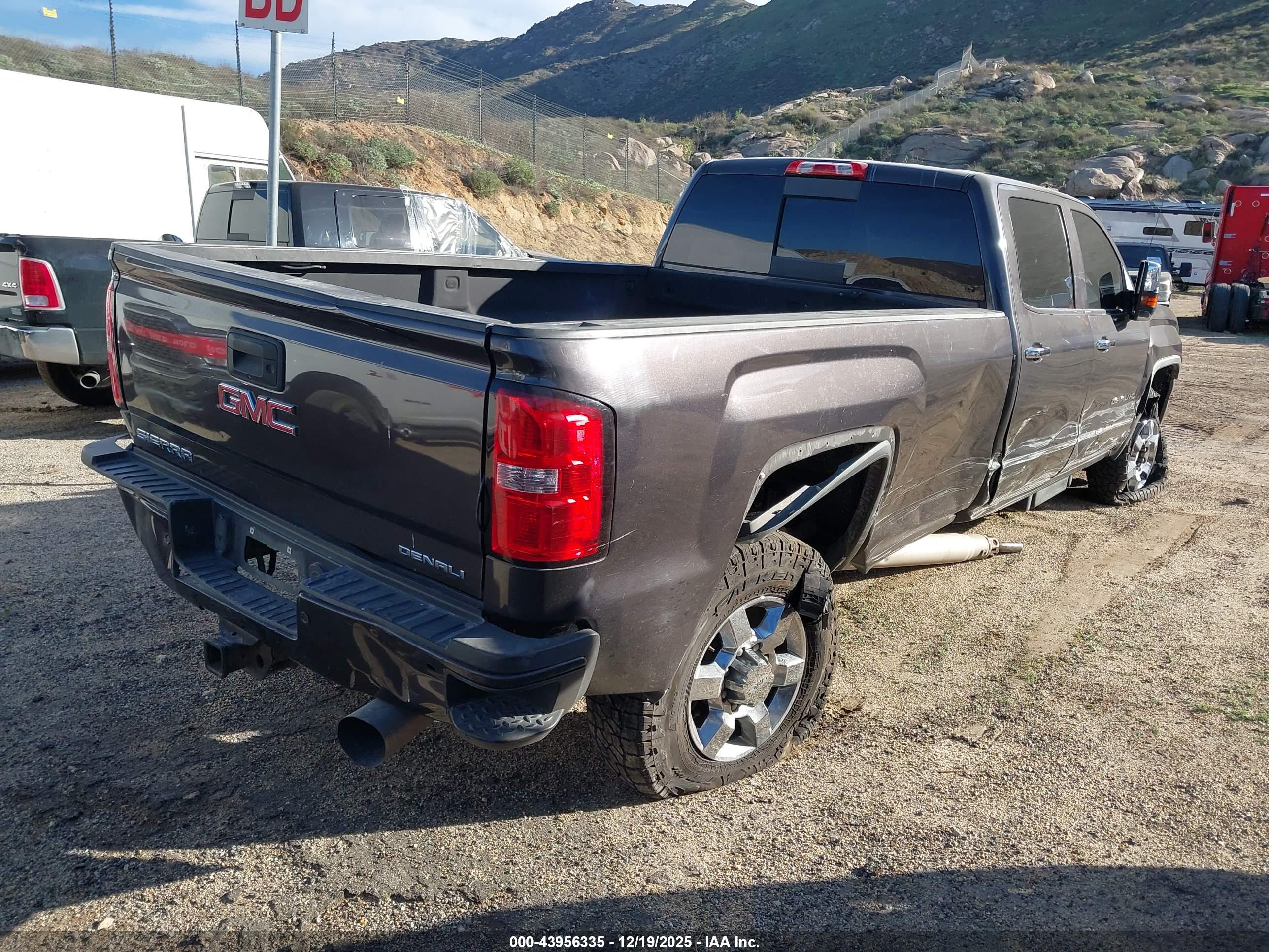 GMC SIERRA image 4