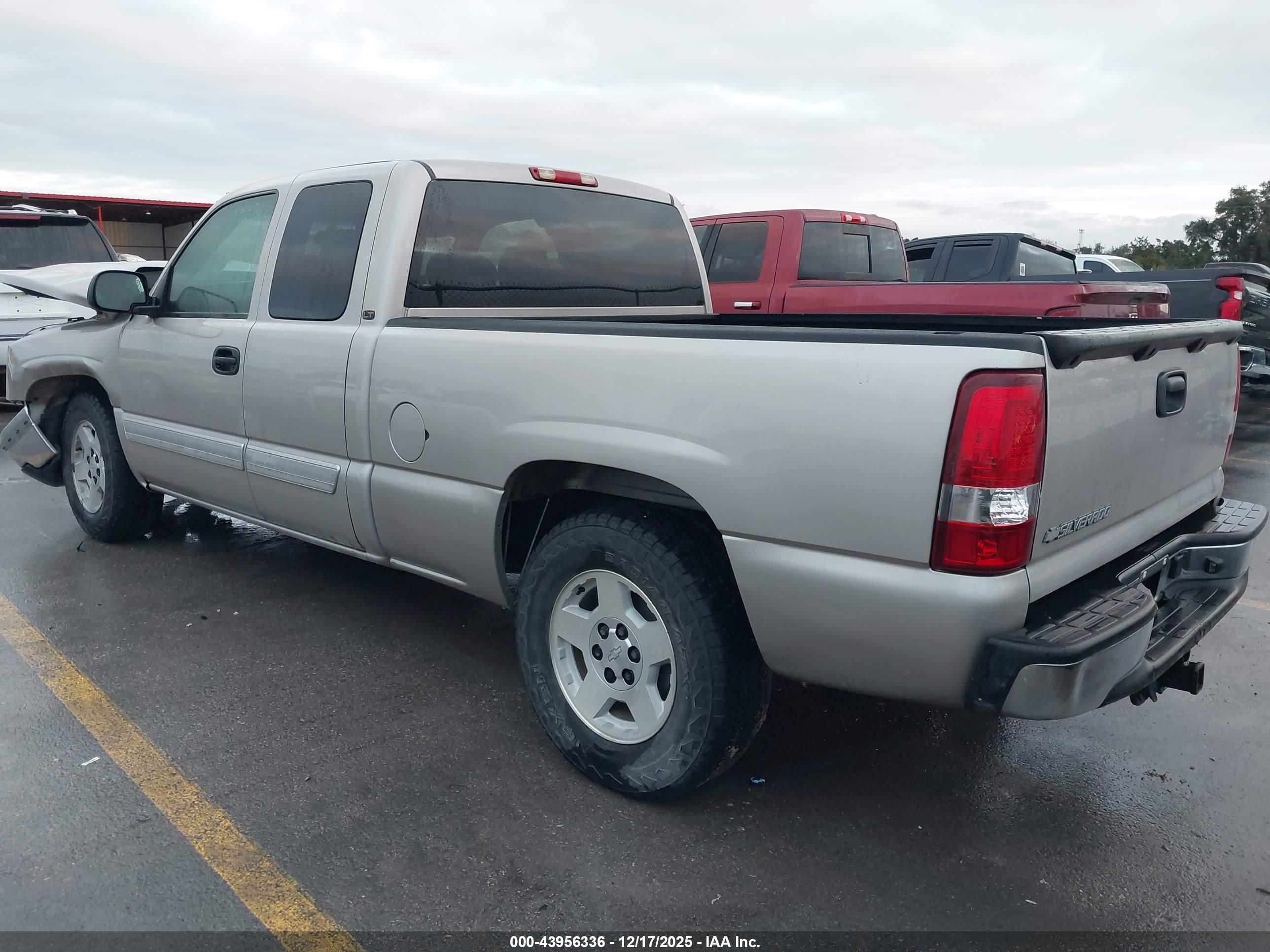 CHEVROLET SILVERADO image 3