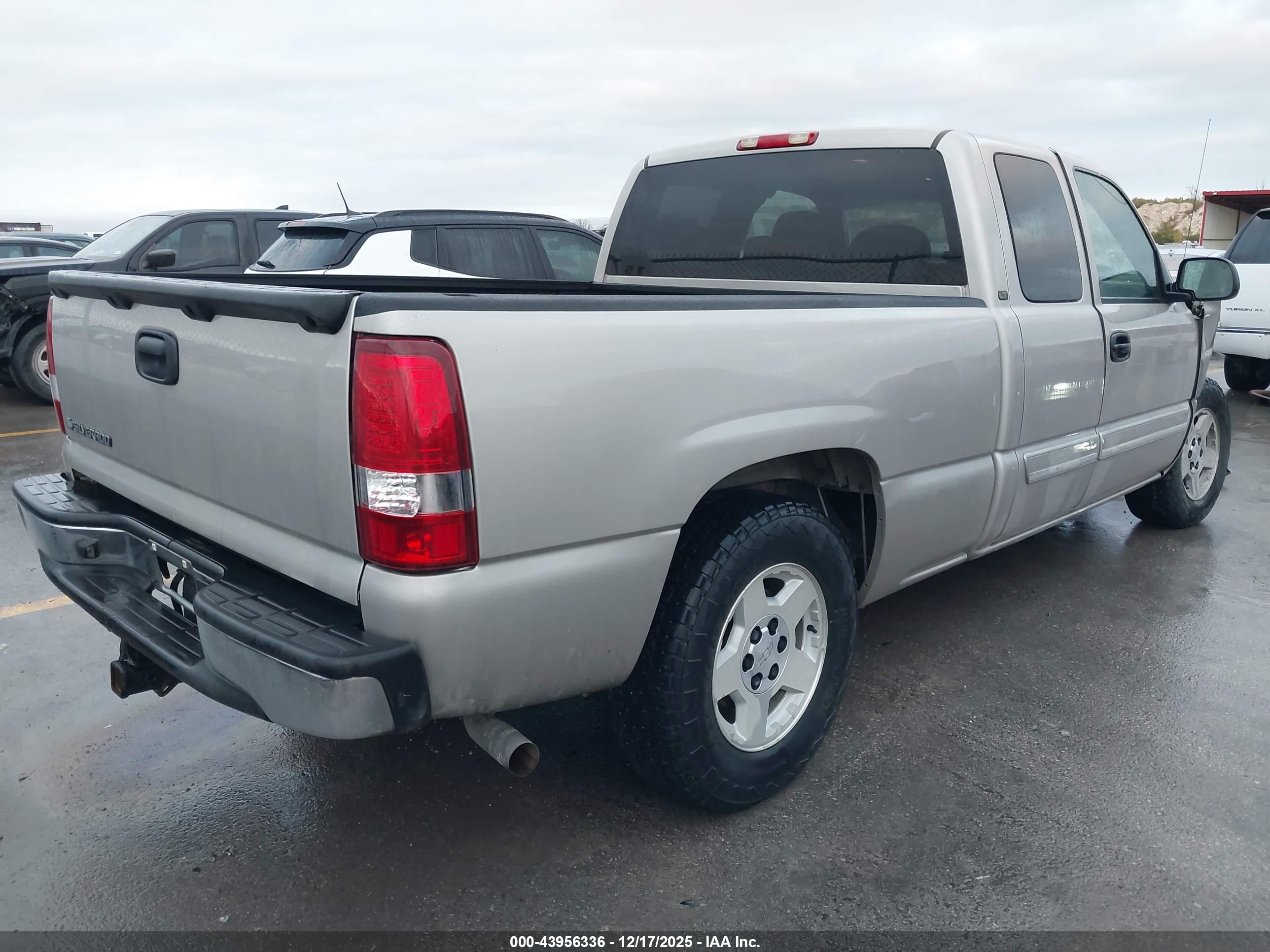 CHEVROLET SILVERADO image 4