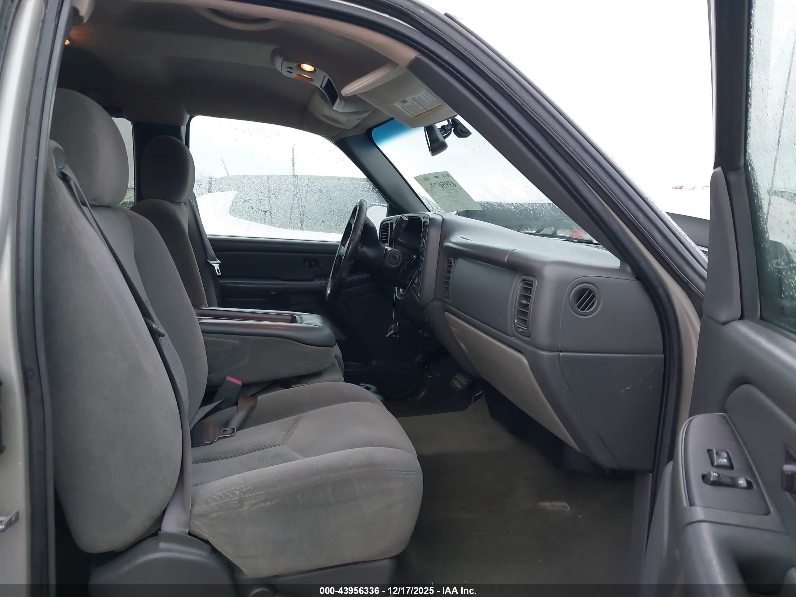CHEVROLET SILVERADO image 5