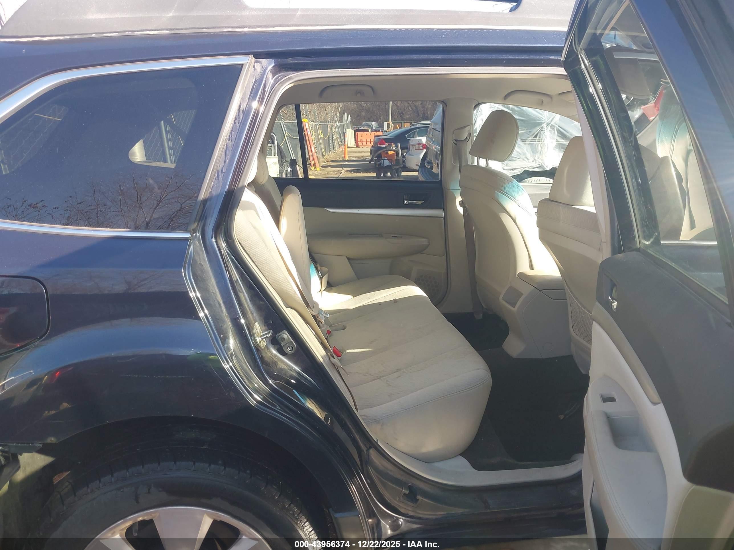 SUBARU OUTBACK image 8