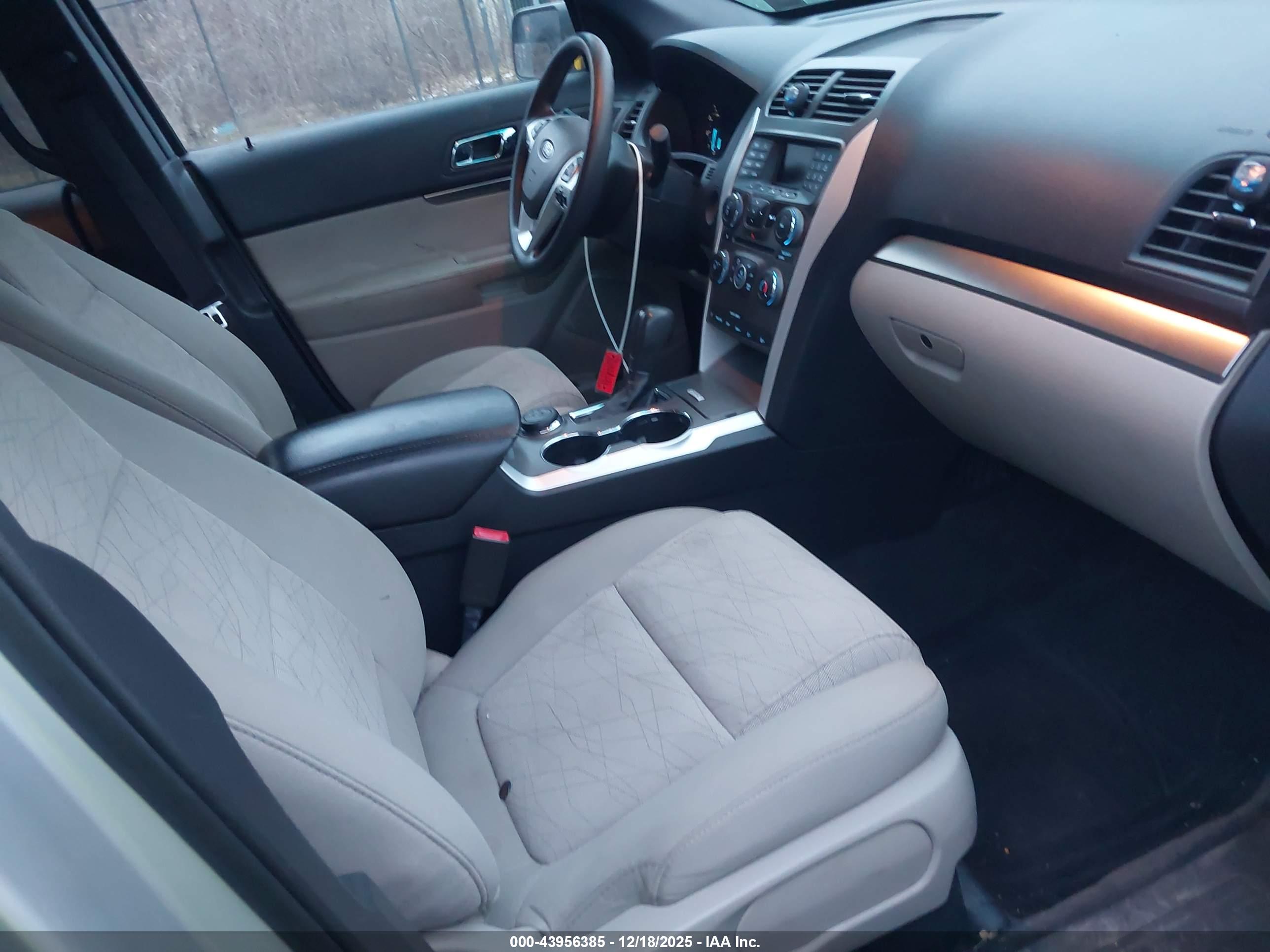 FORD EXPLORER image 5