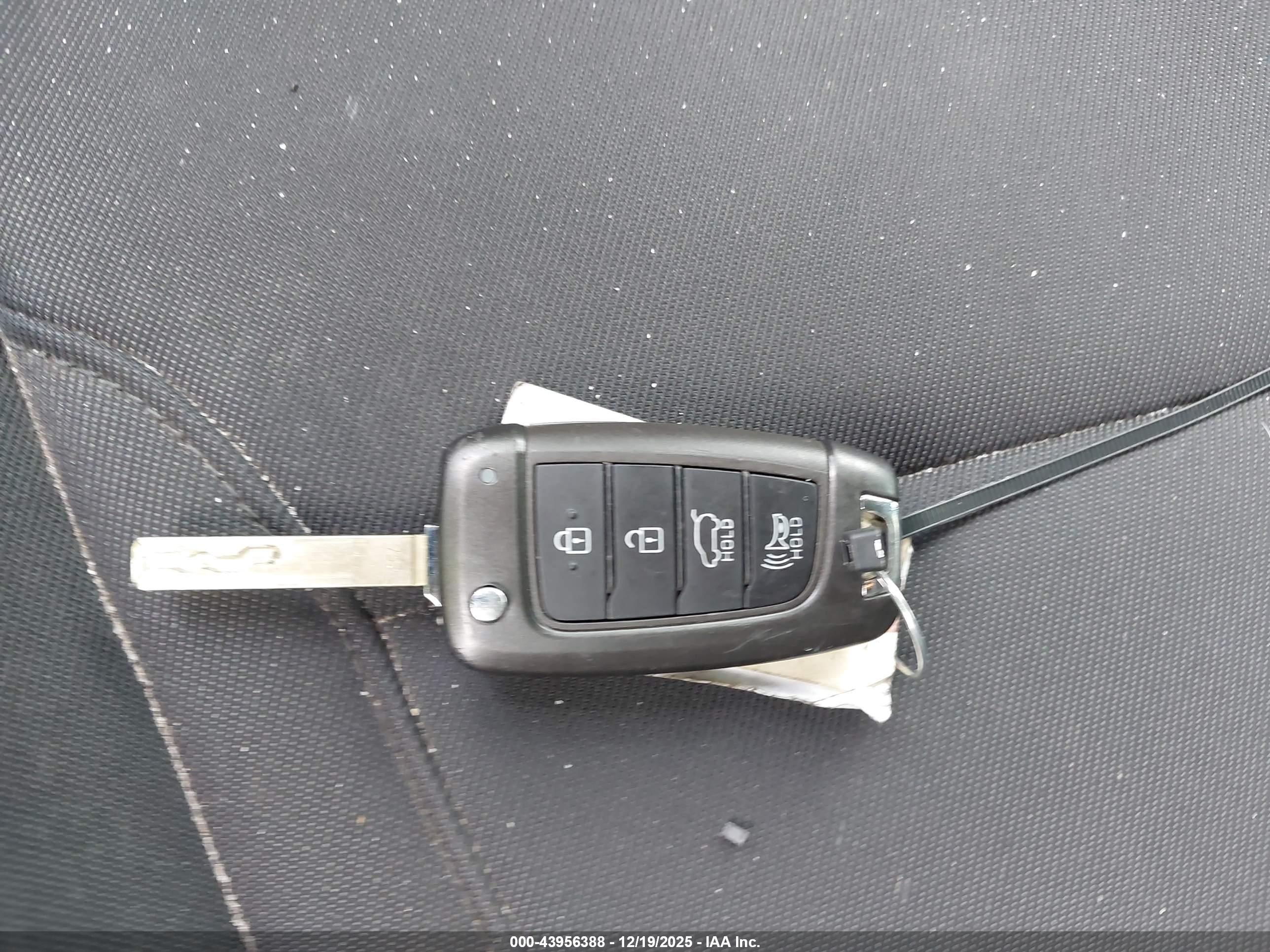 HYUNDAI TUCSON image 11
