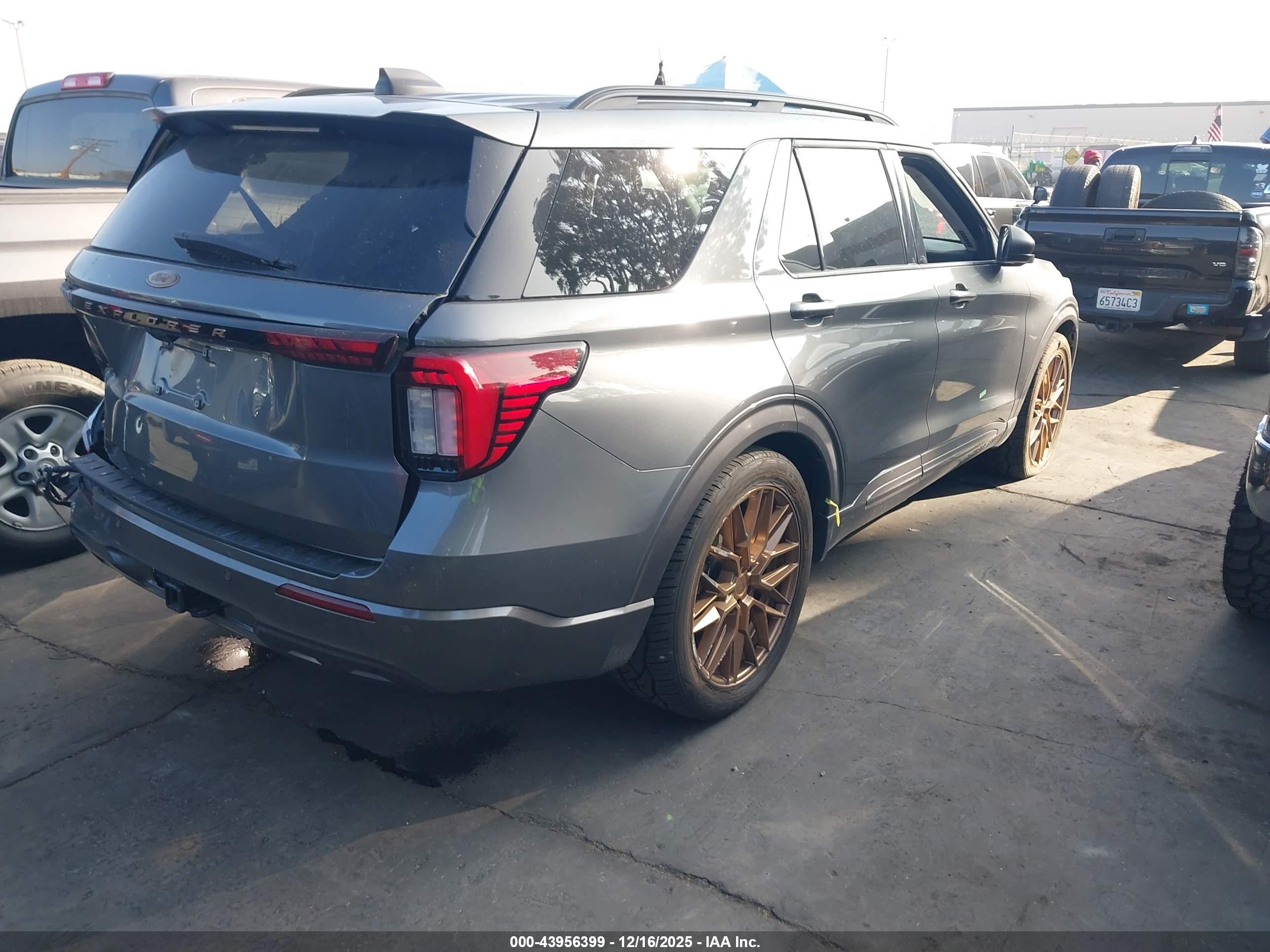 FORD EXPLORER image 4