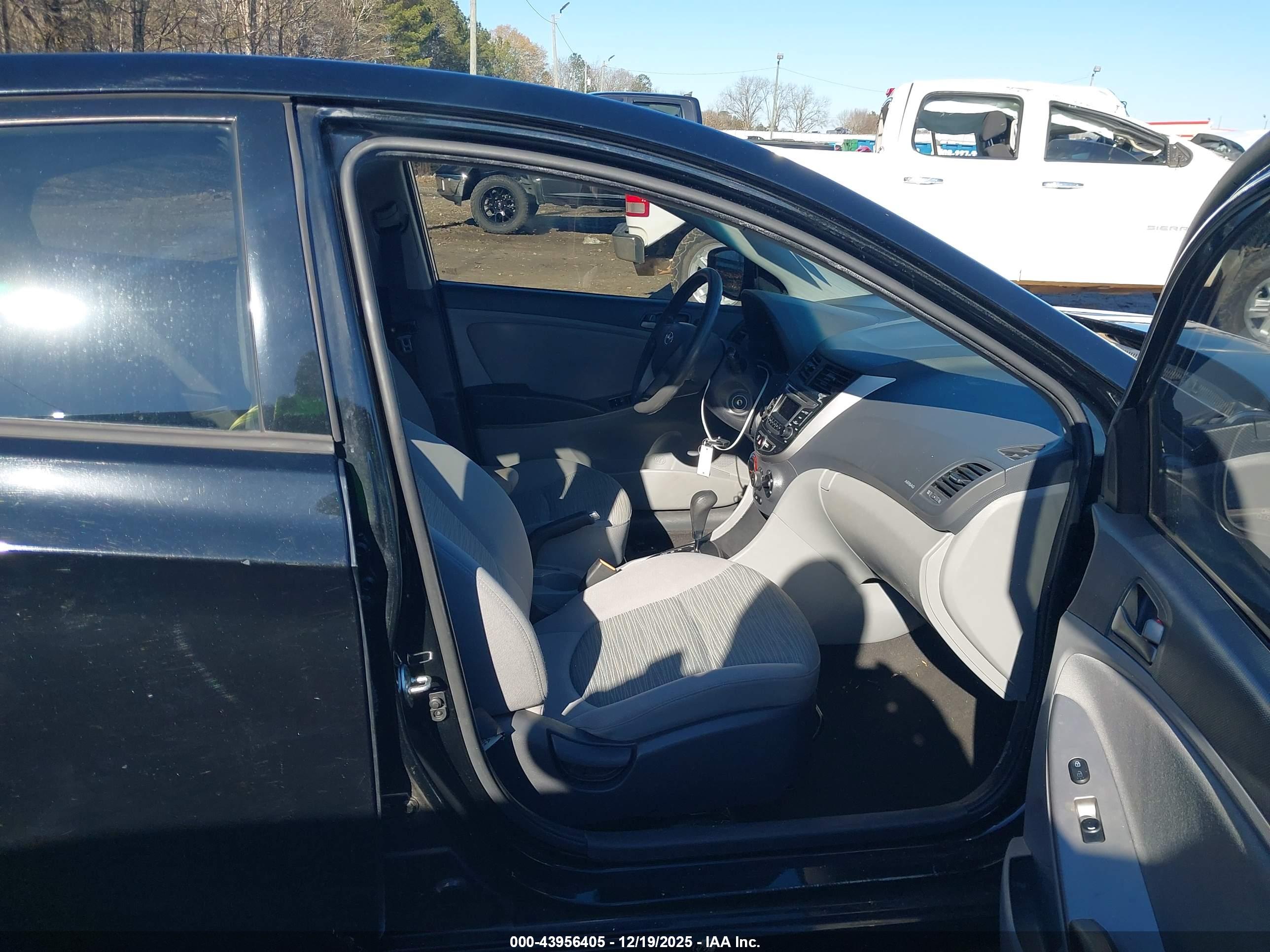 HYUNDAI ACCENT image 5