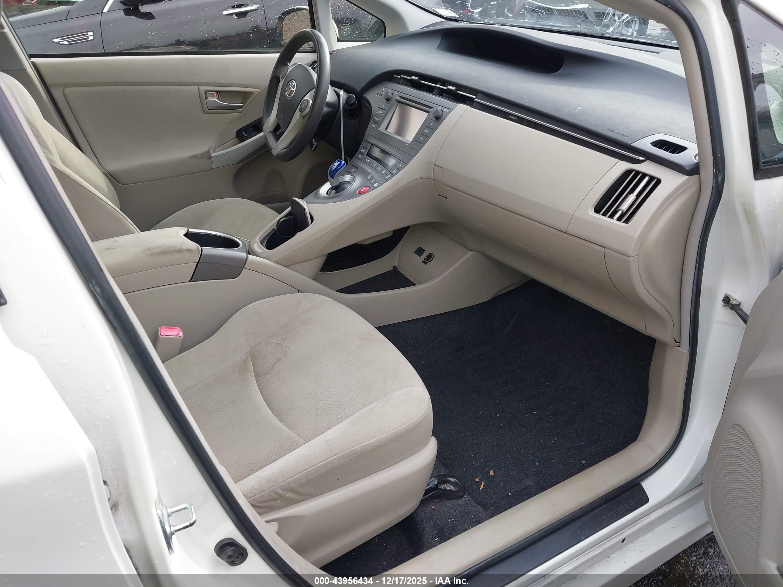 TOYOTA PRIUS image 5