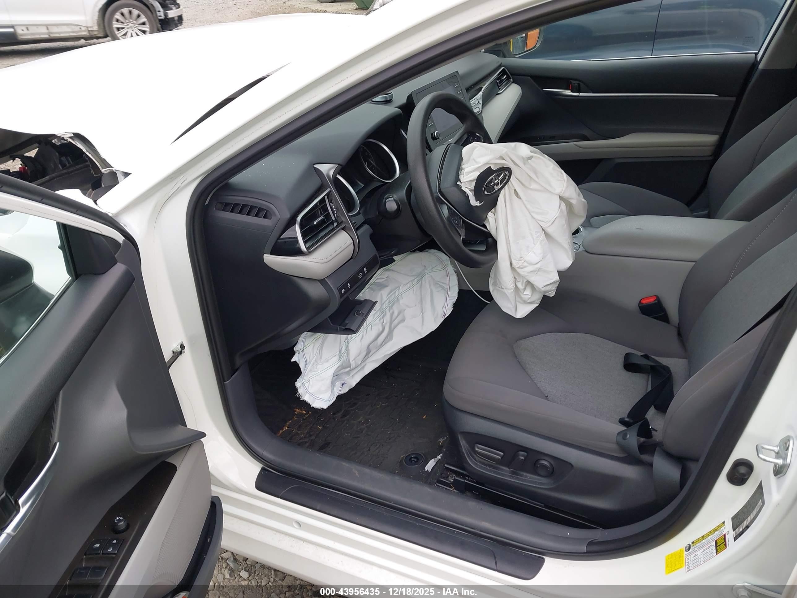 TOYOTA CAMRY image 5