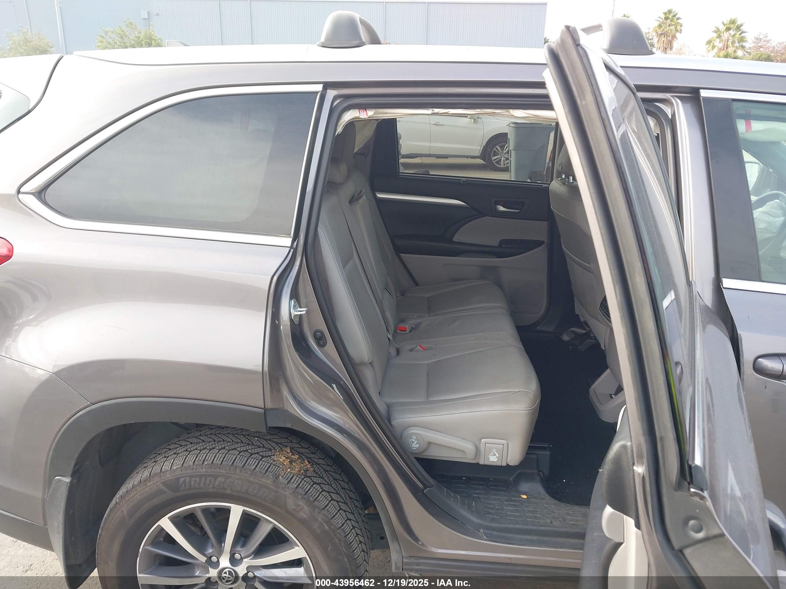 TOYOTA HIGHLANDER image 8