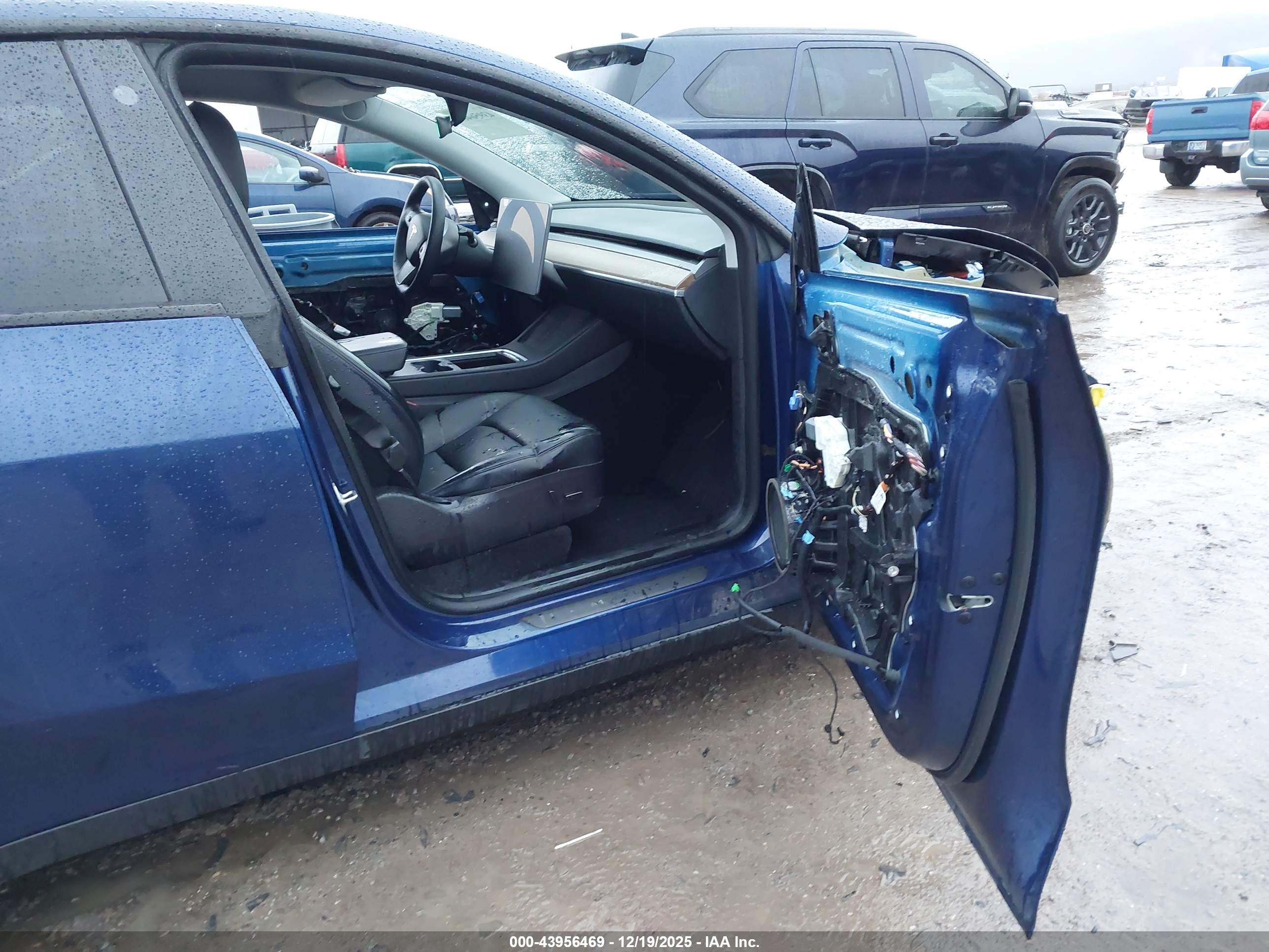 TESLA MODEL image 5