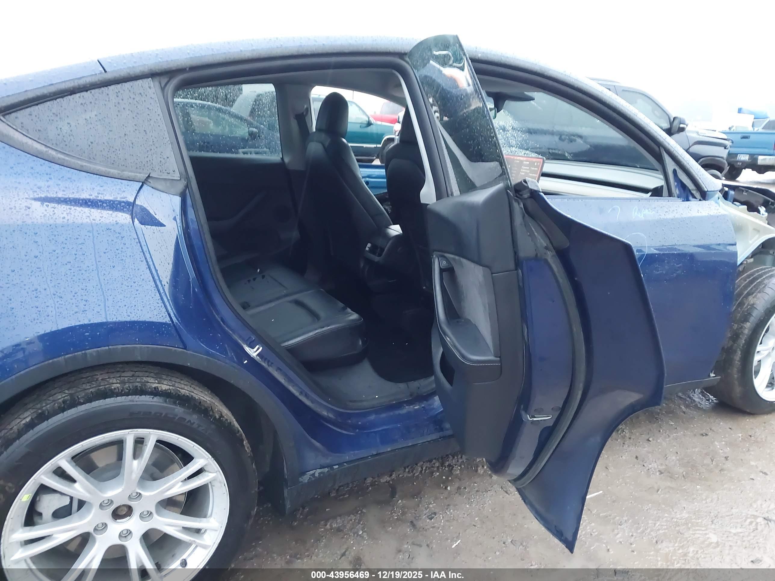 TESLA MODEL image 8