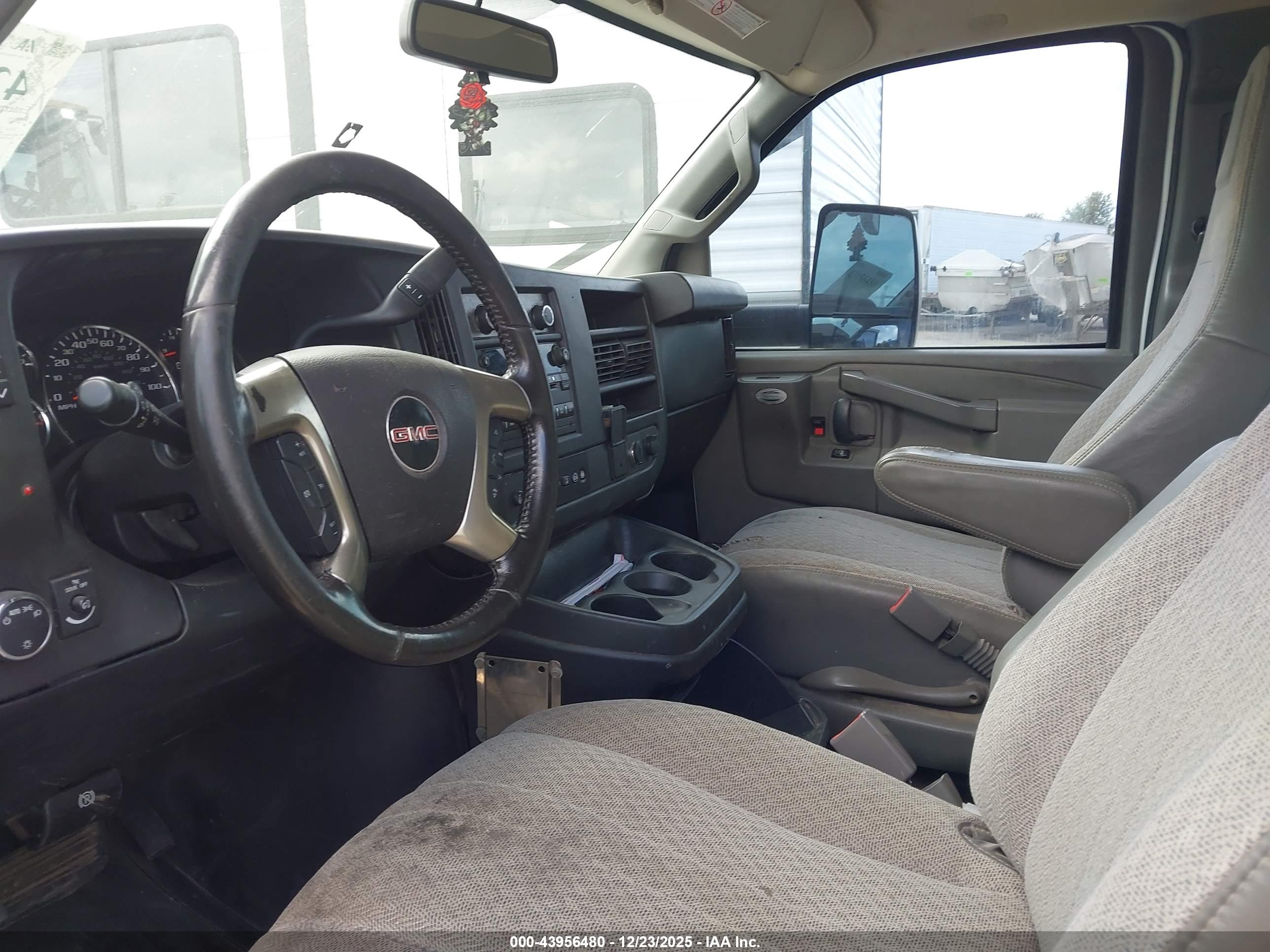 GMC SAVANA image 8