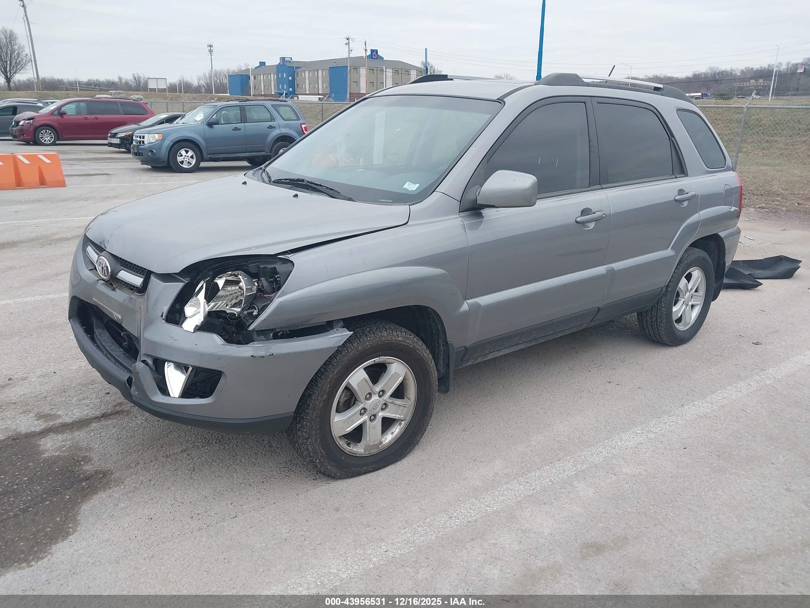 KIA SPORTAGE image 2