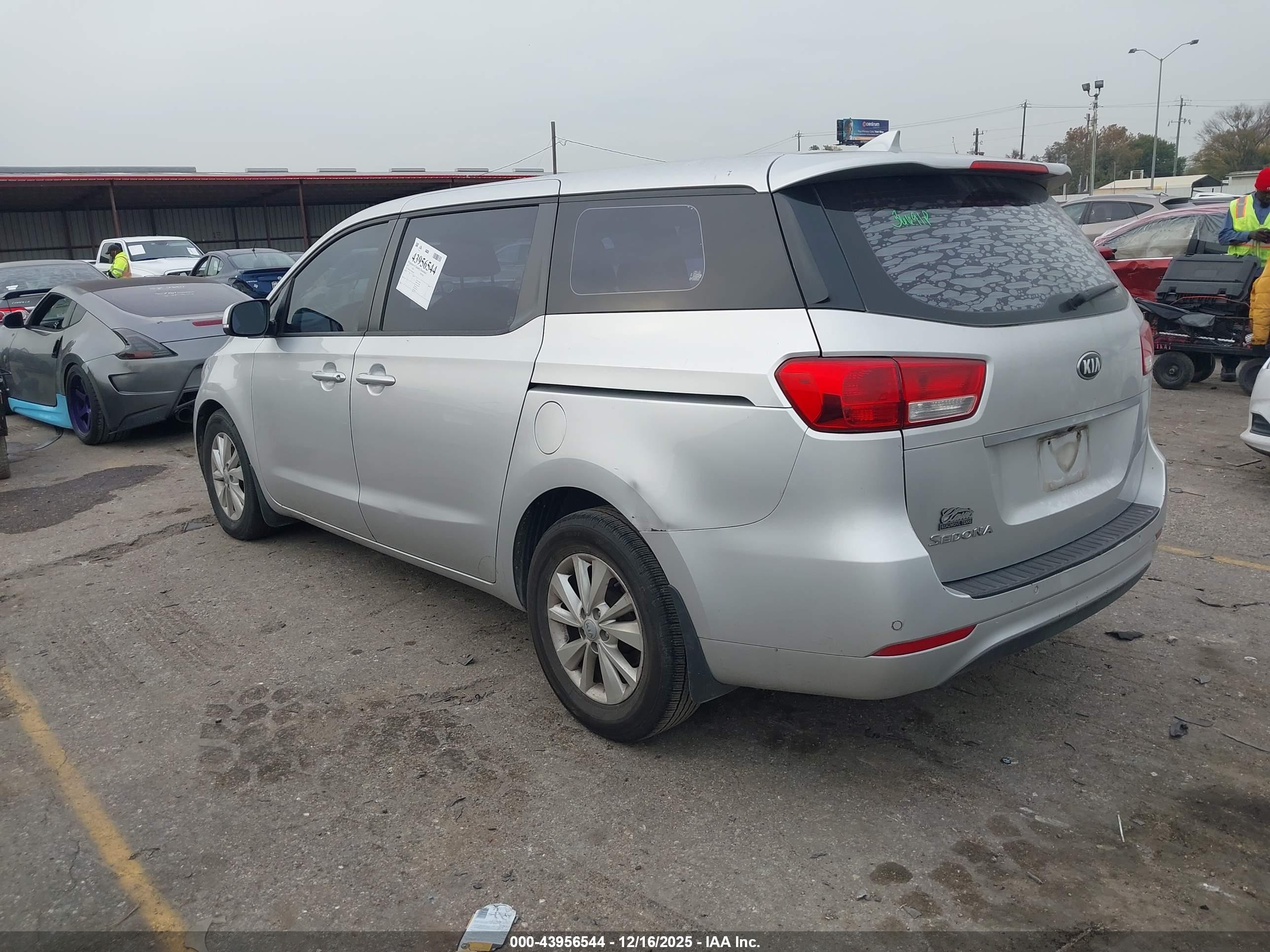 KIA SEDONA image 3