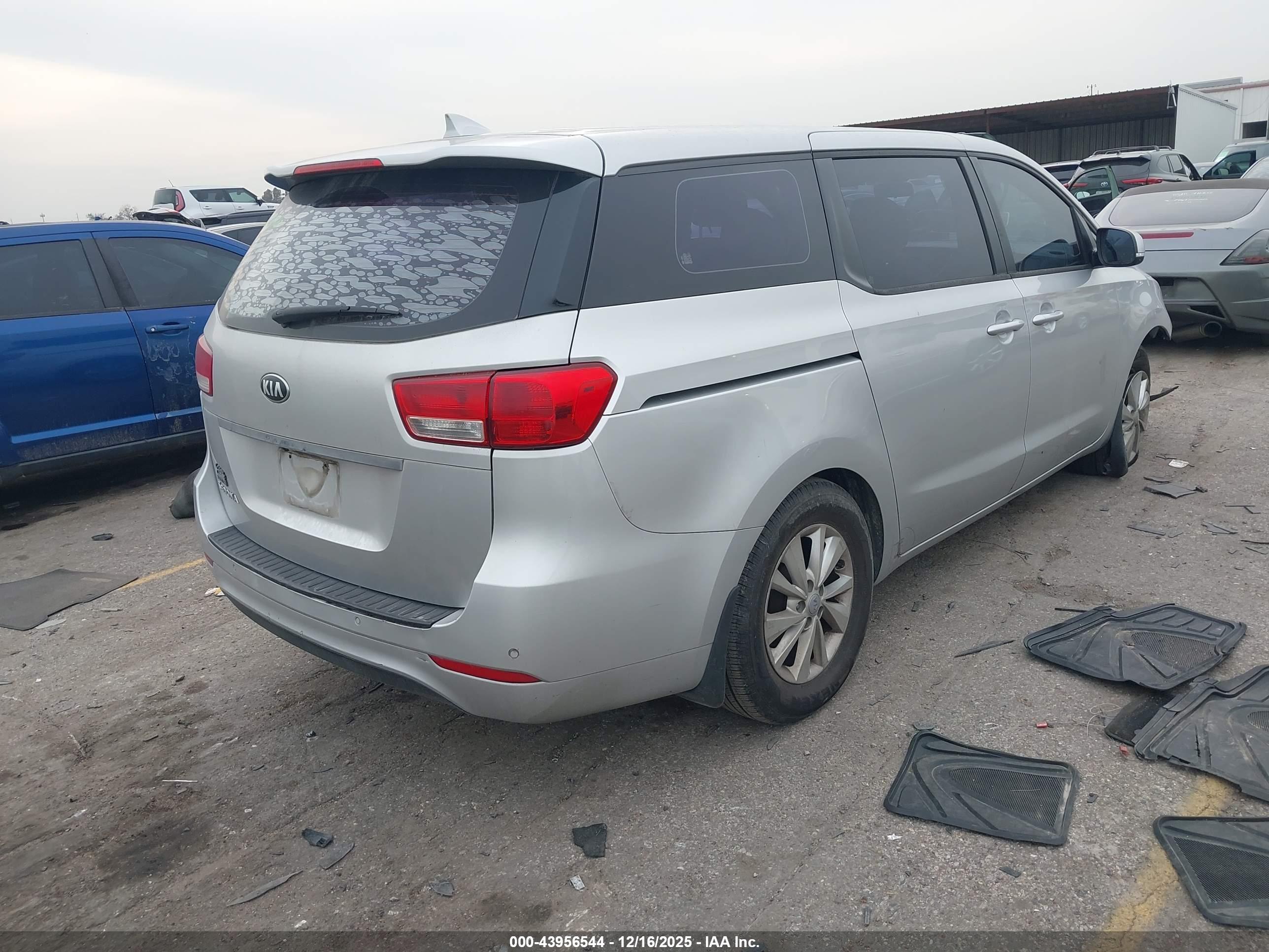 KIA SEDONA image 4
