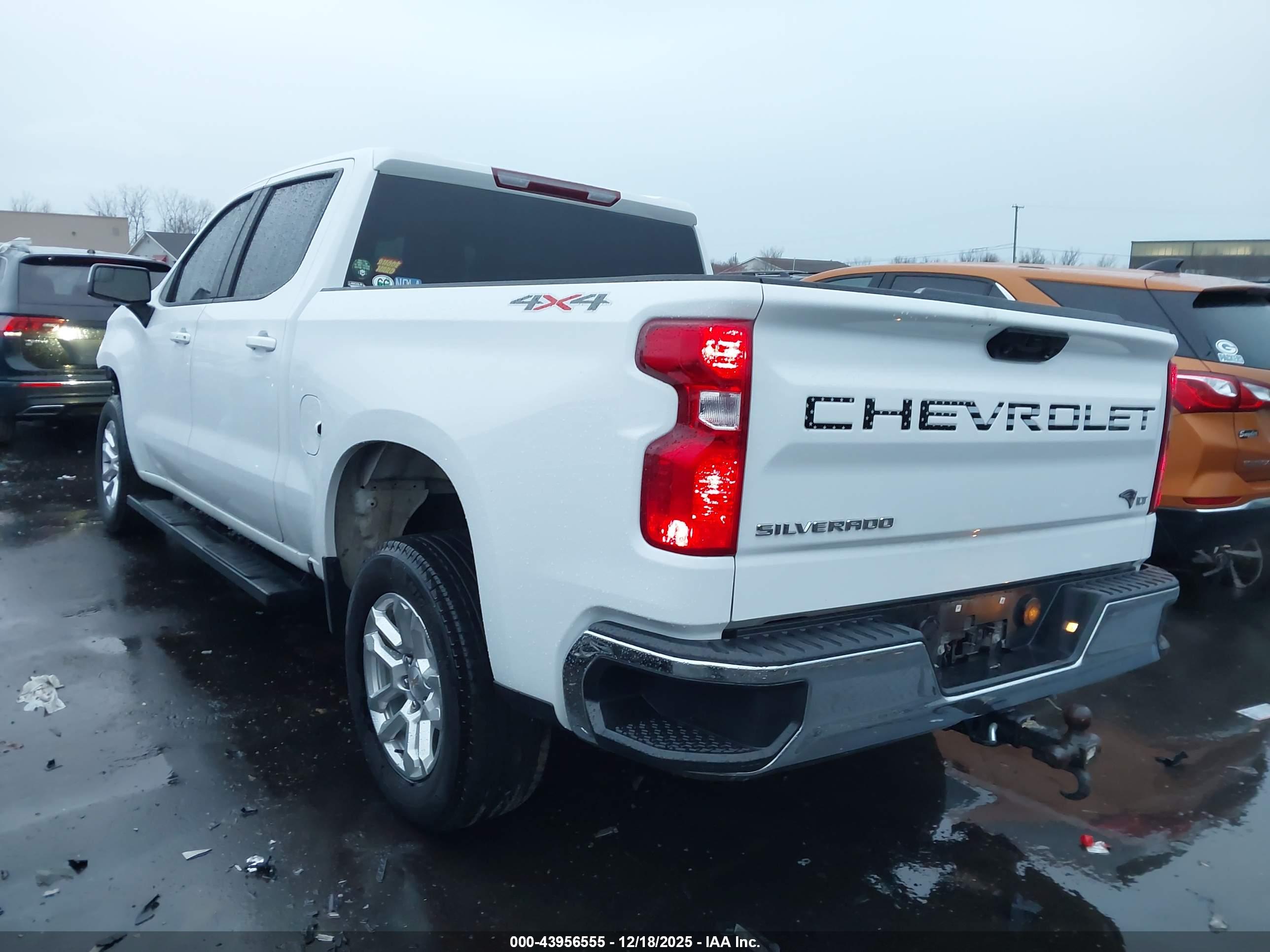 CHEVROLET SILVERADO image 3