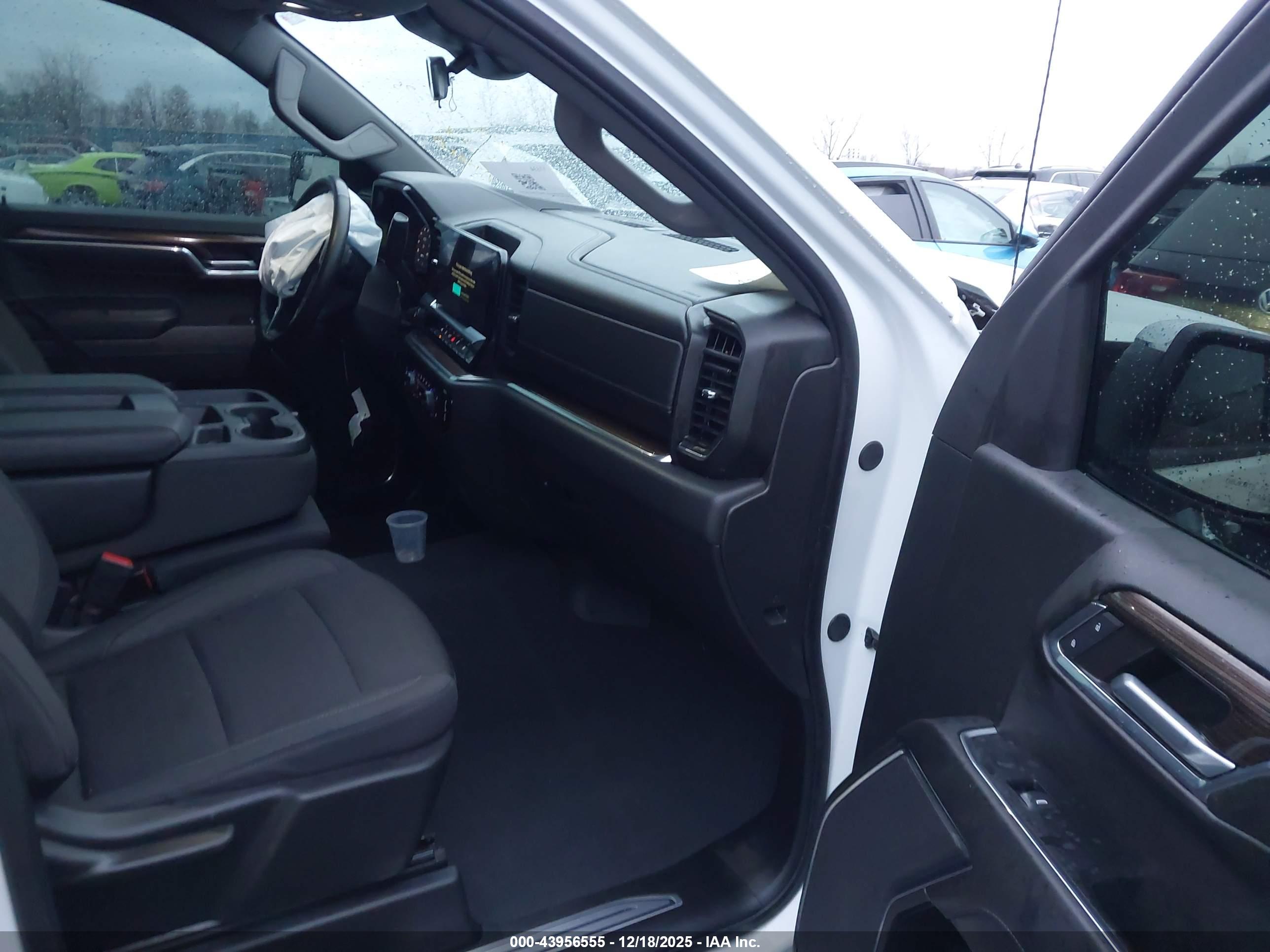 CHEVROLET SILVERADO image 5
