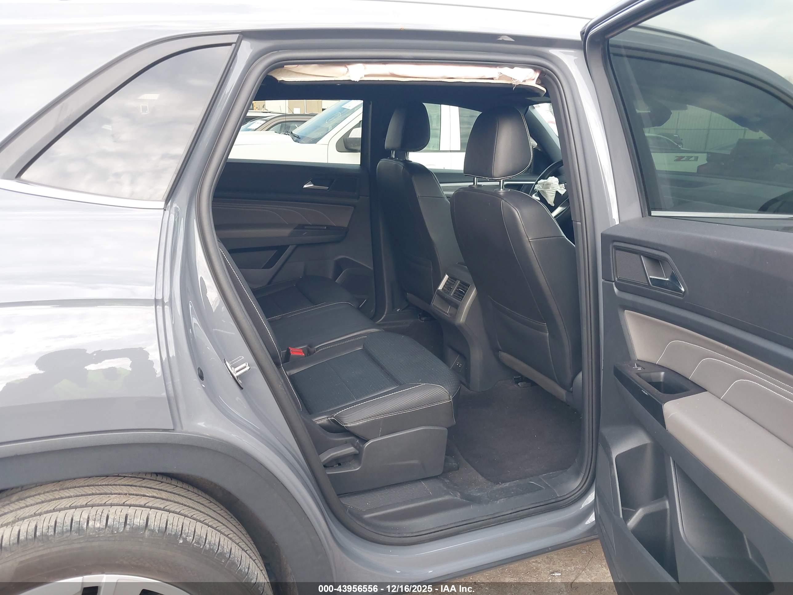 VOLKSWAGEN ATLAS image 8