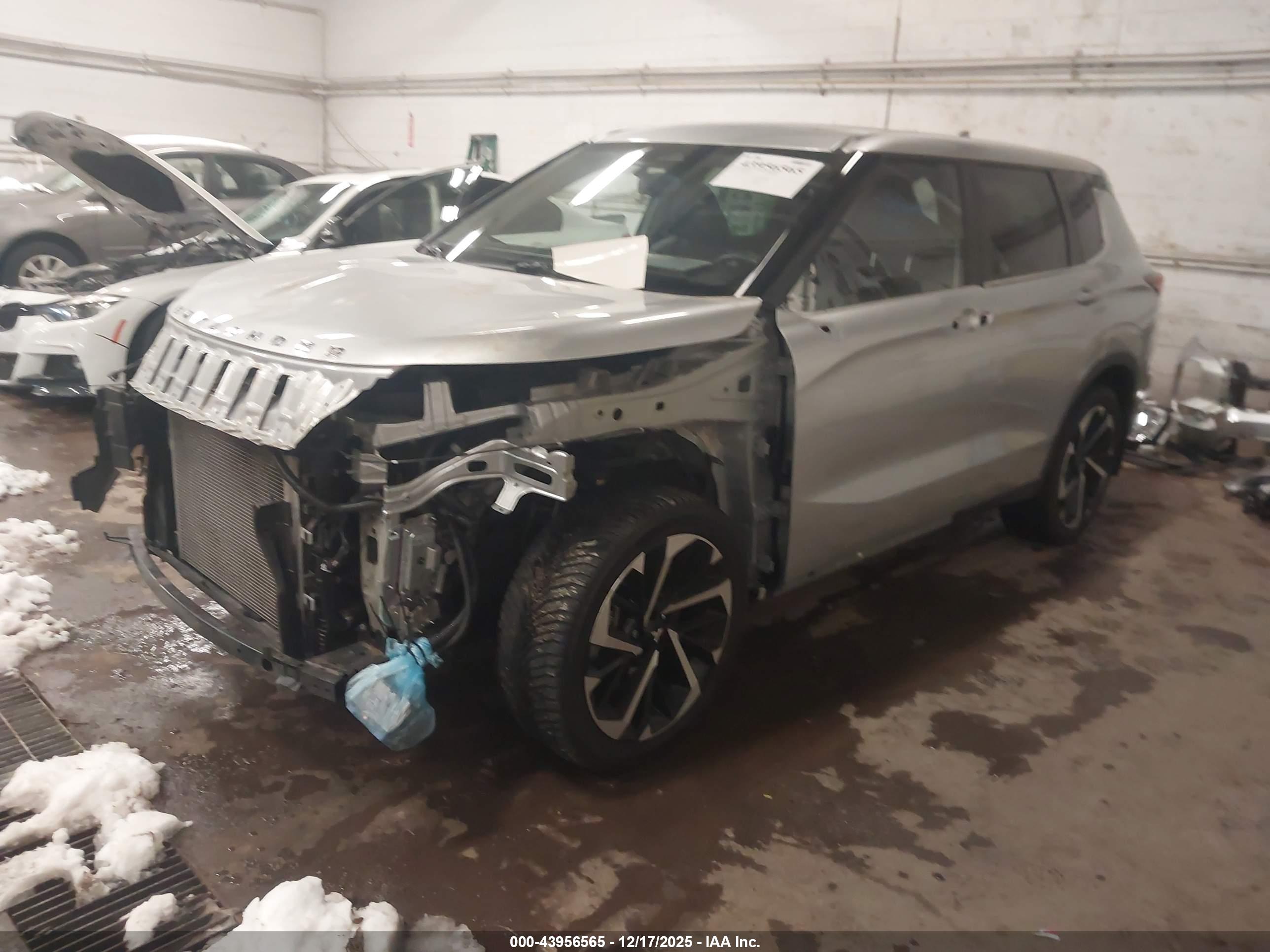 MITSUBISHI OUTLANDER image 2