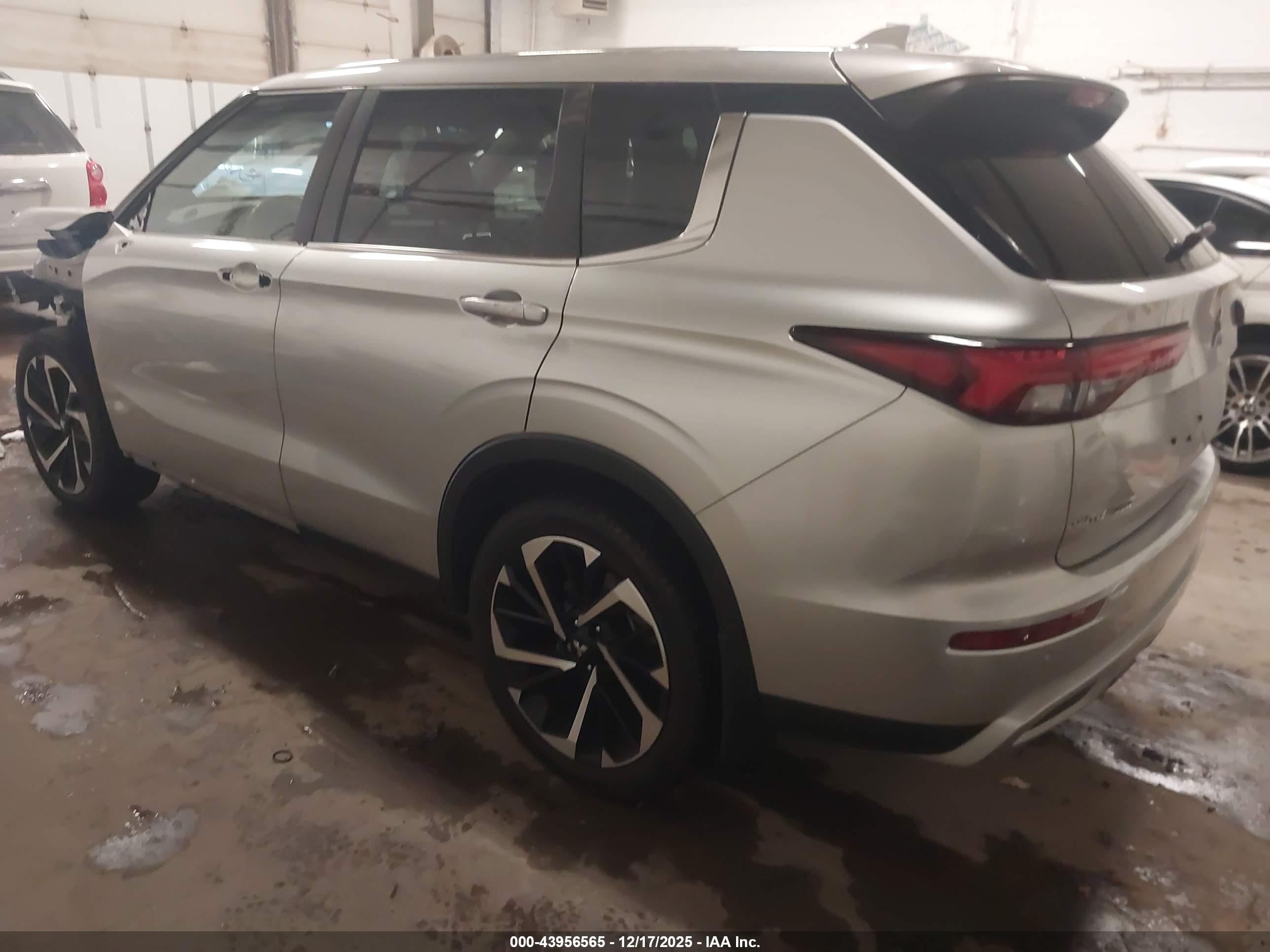 MITSUBISHI OUTLANDER image 3