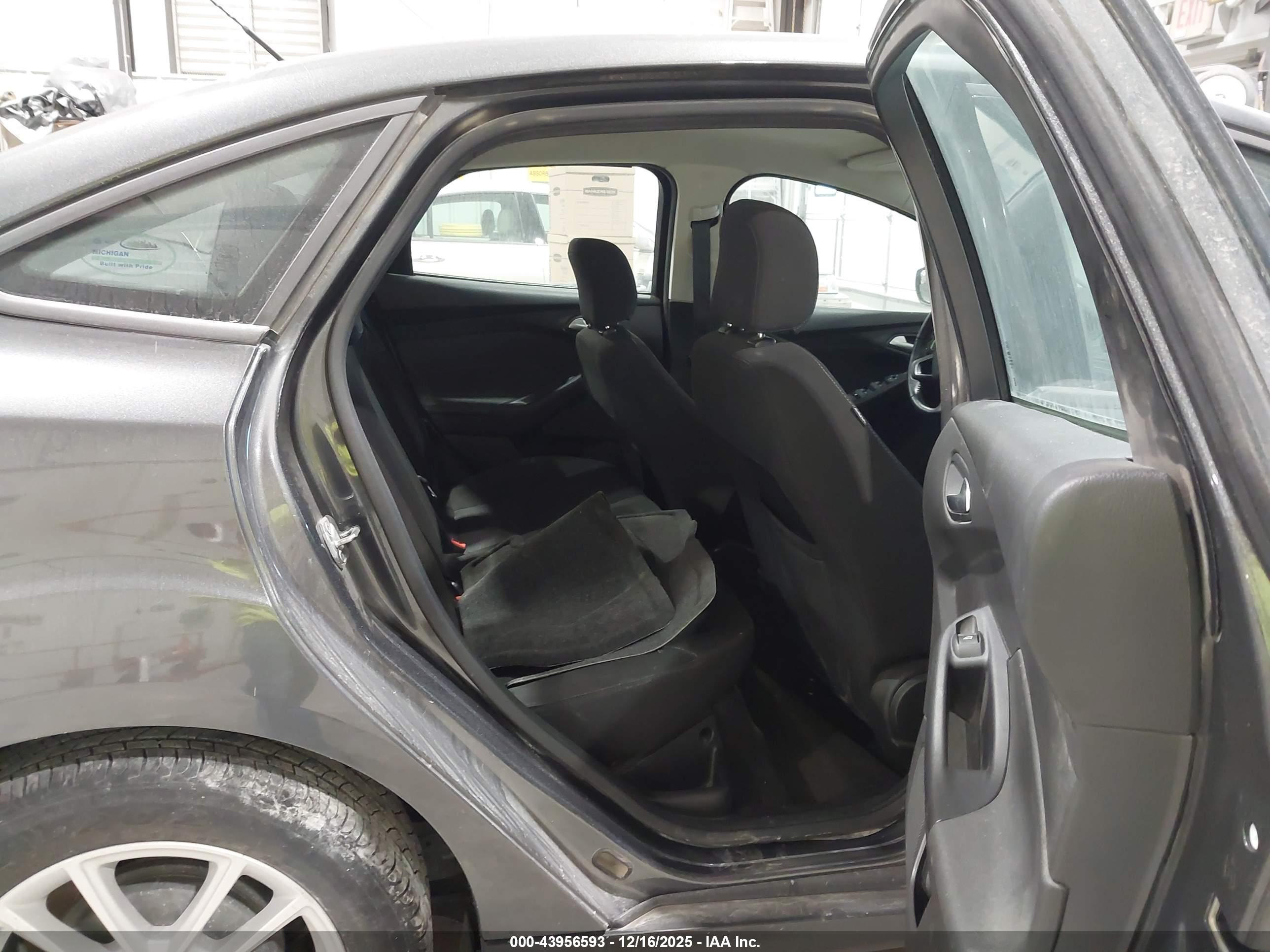 FORD FOCUS image 8