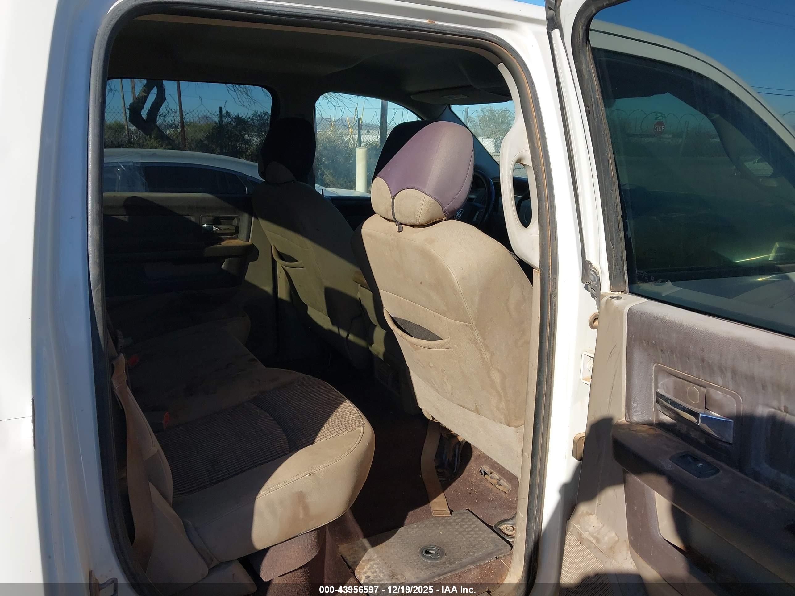 DODGE RAM image 8