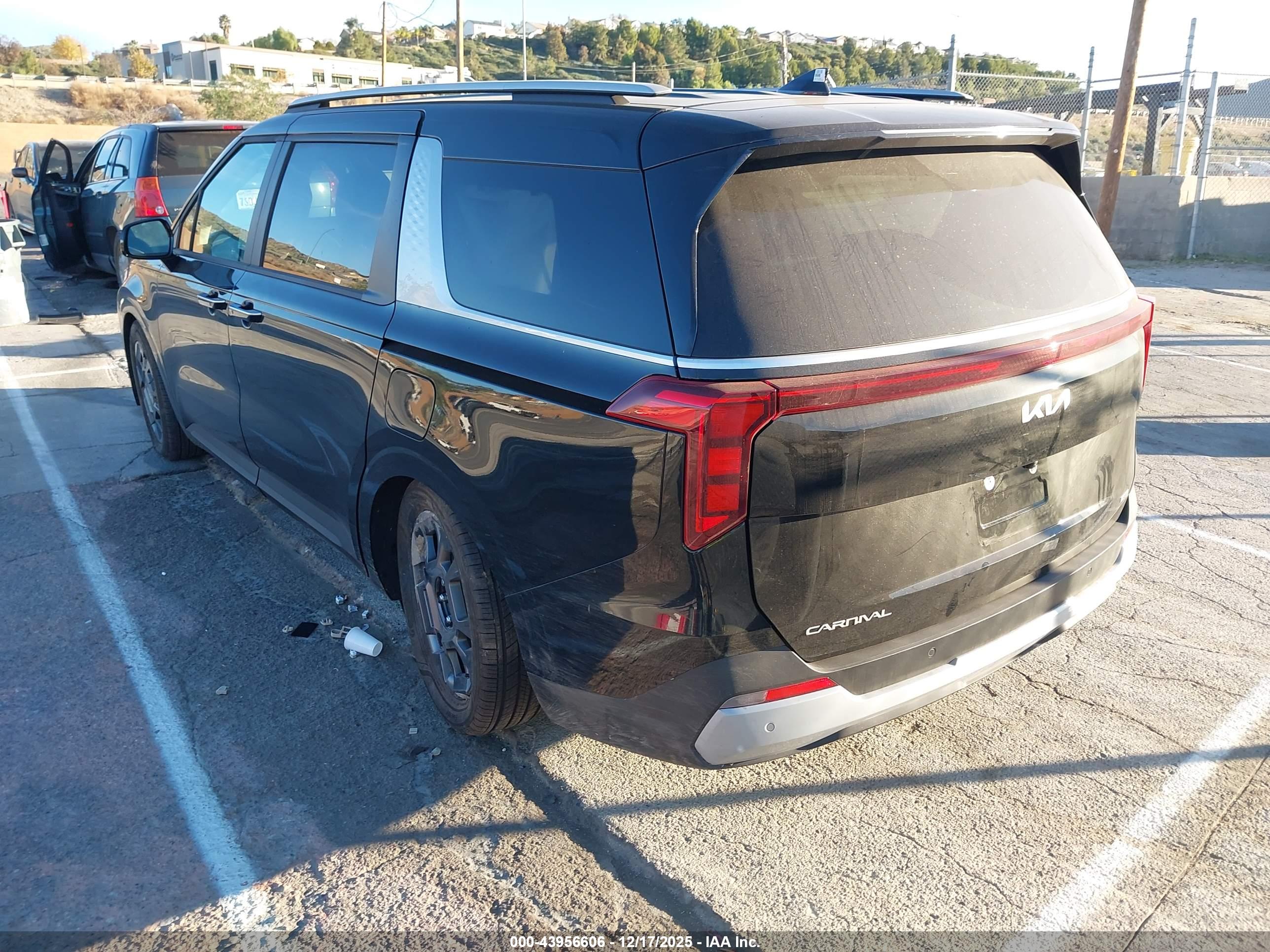 KIA CARNIVAL image 3