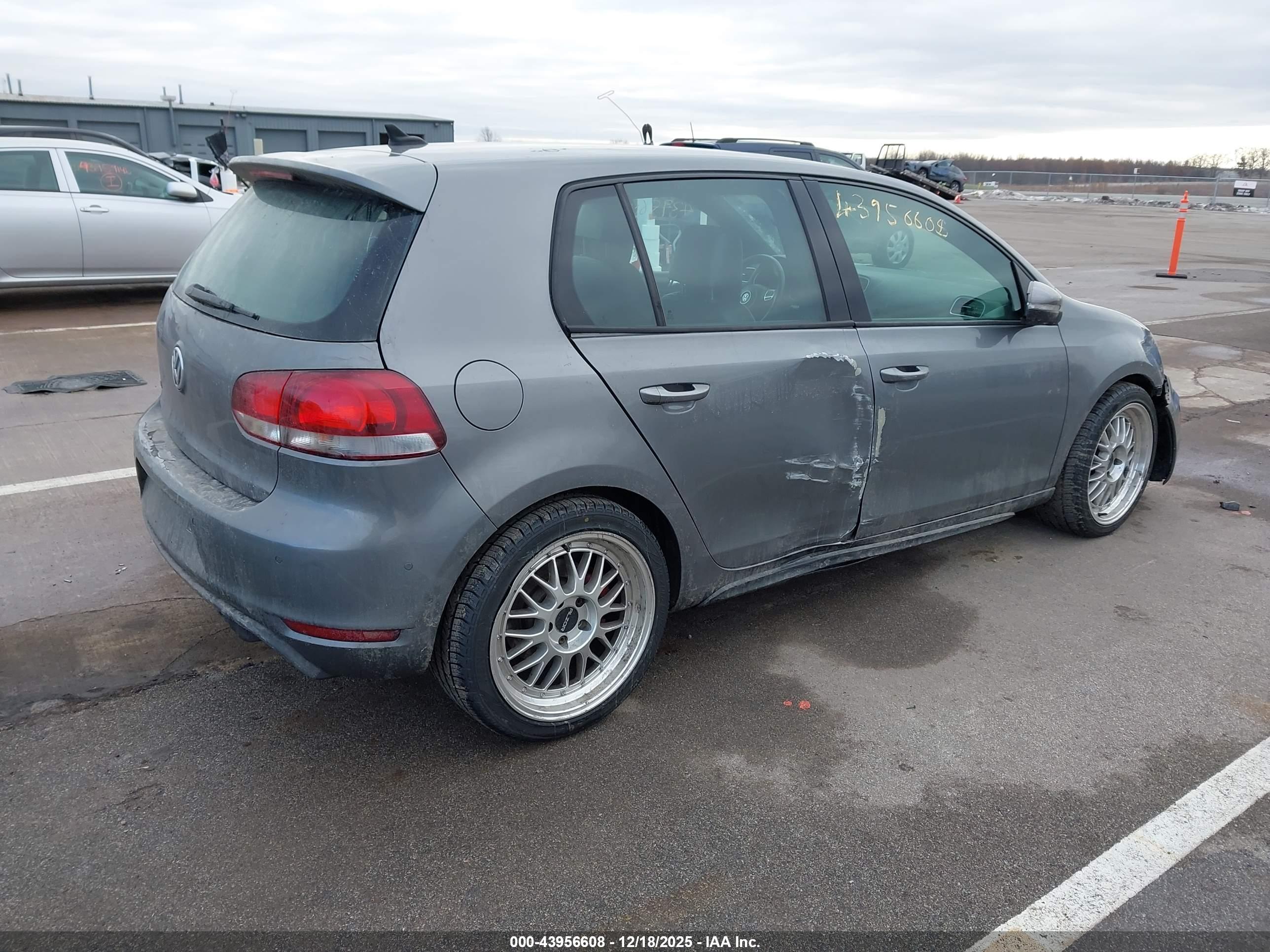 VOLKSWAGEN GTI image 4