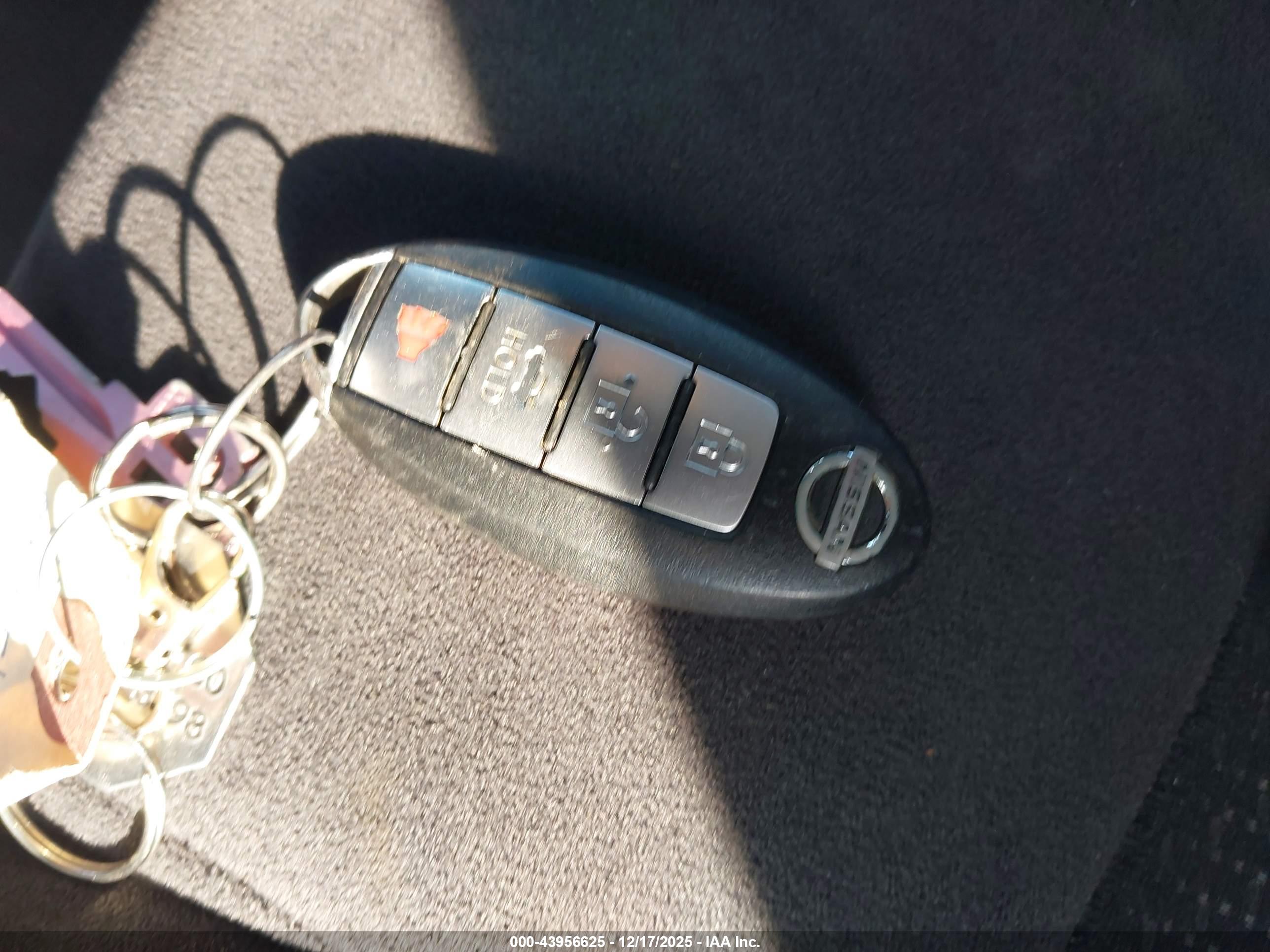 NISSAN MAXIMA image 11