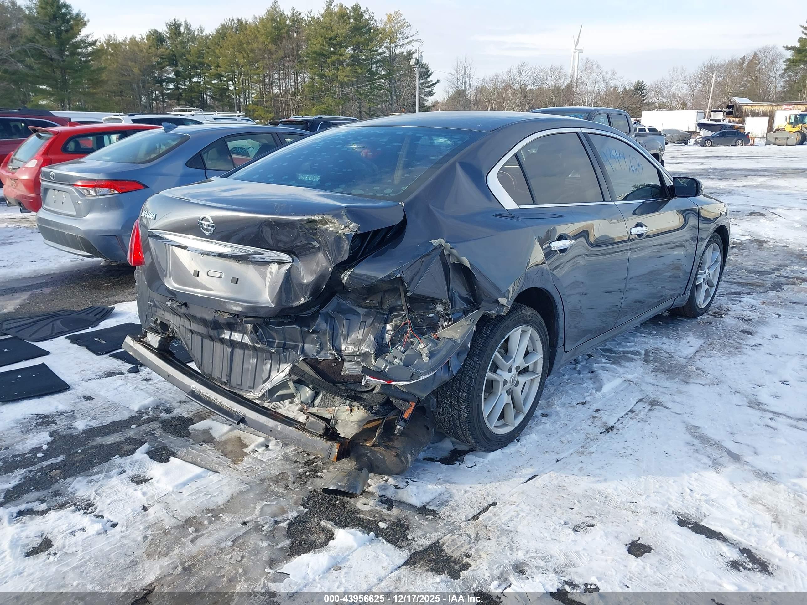 NISSAN MAXIMA image 4