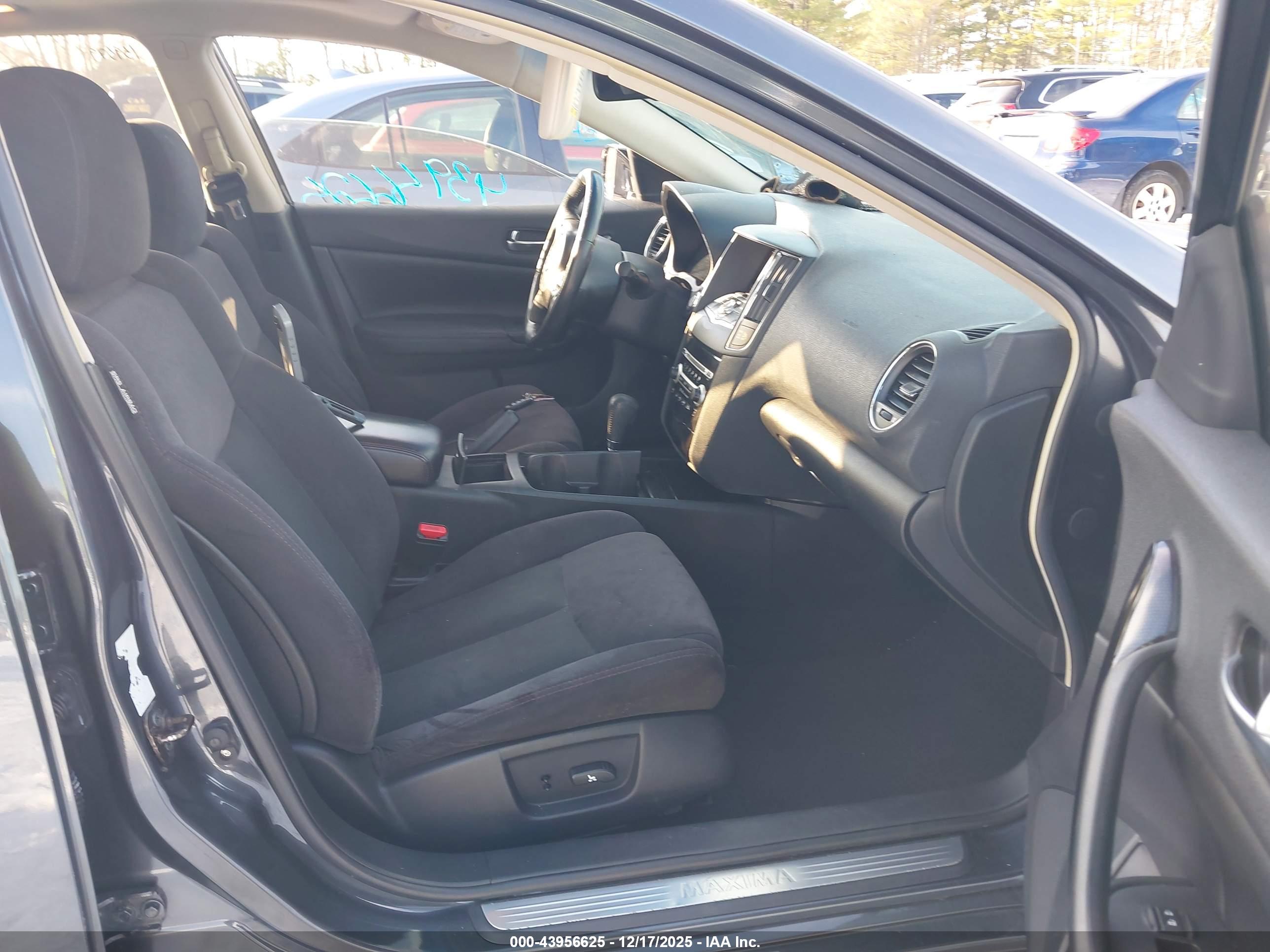NISSAN MAXIMA image 5