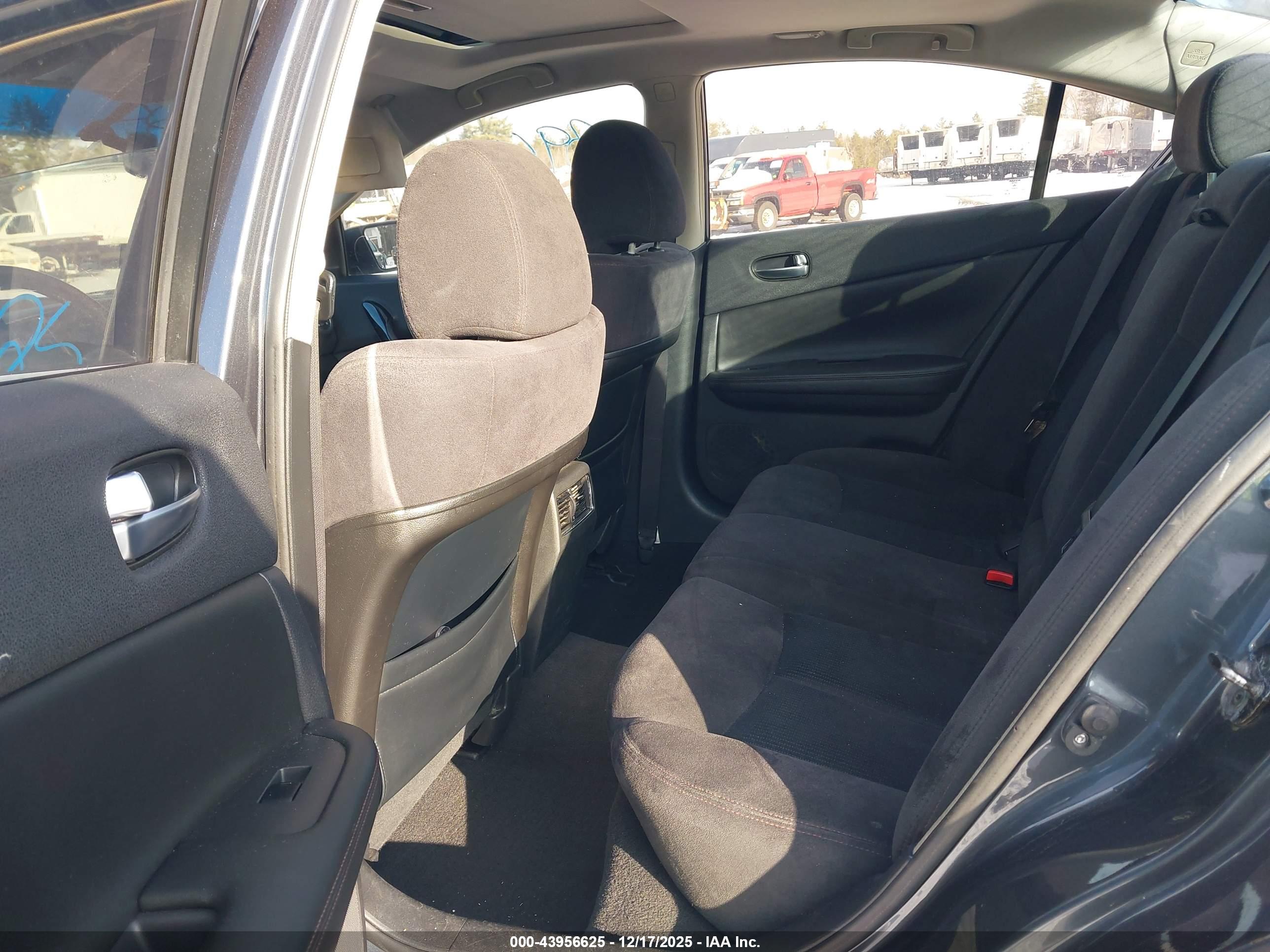 NISSAN MAXIMA image 8