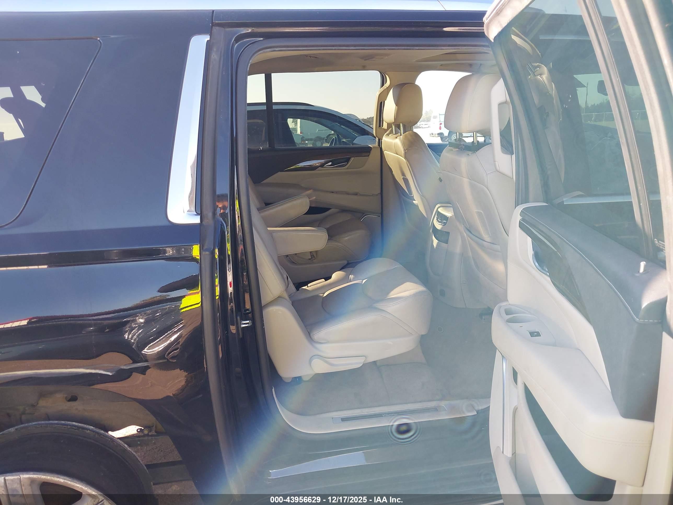 CADILLAC ESCALADE image 5