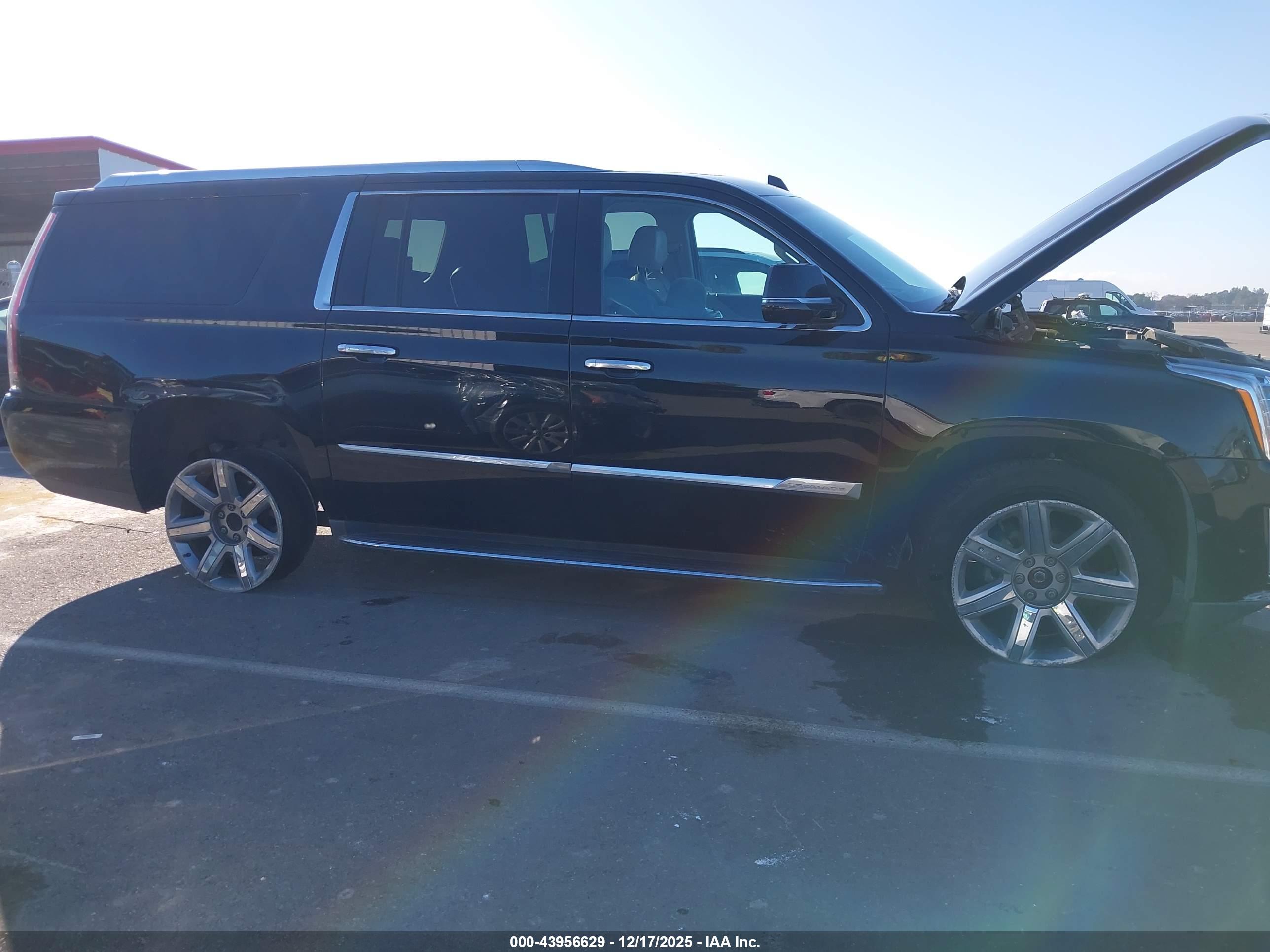 CADILLAC ESCALADE image 6