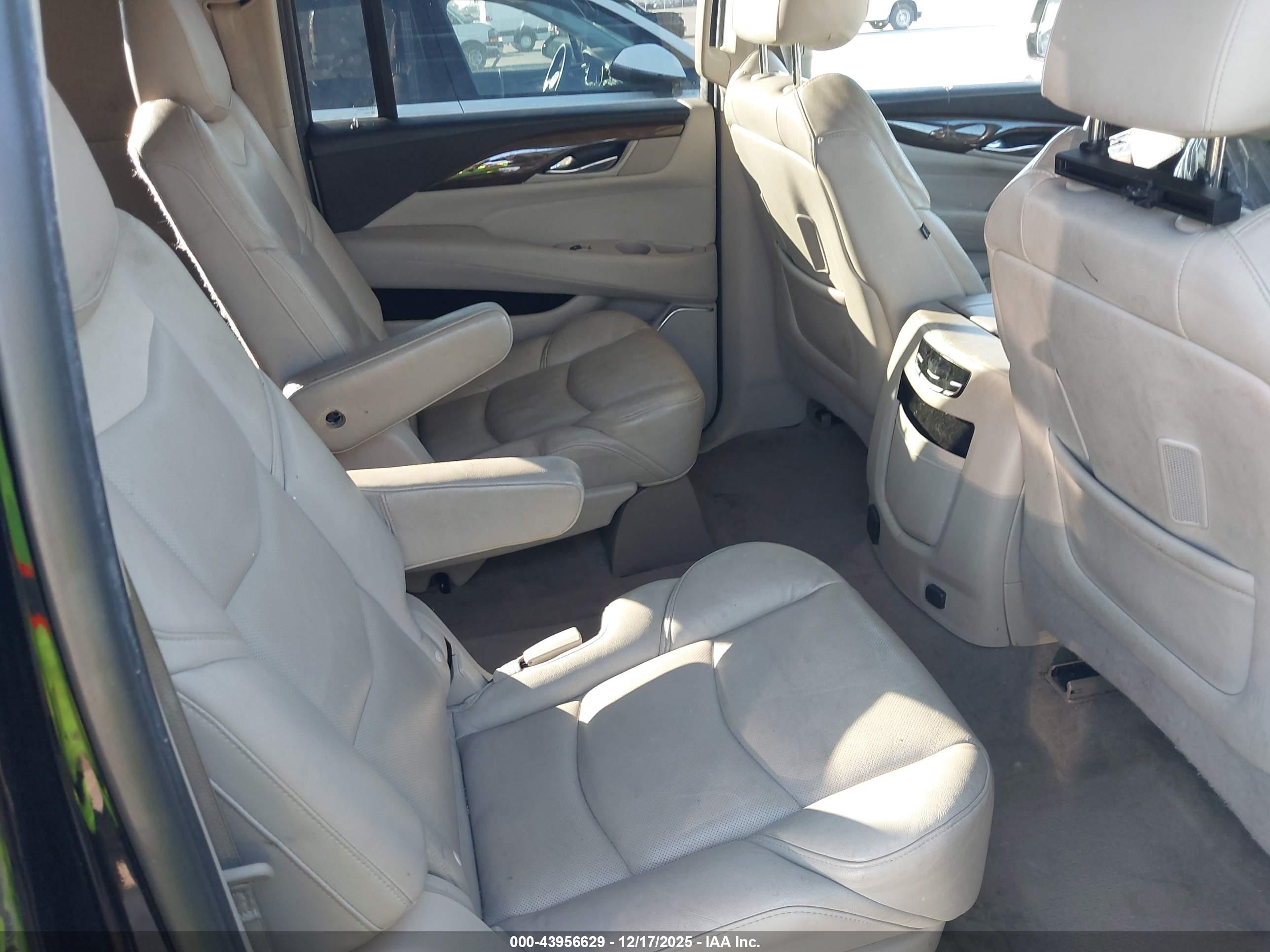 CADILLAC ESCALADE image 8